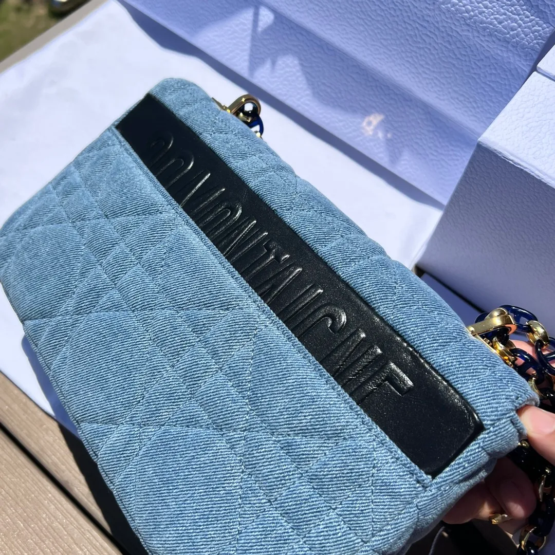 ❗️❗️❗️Free shipping with SF Express for year-end events❗️❗️❗️💰1900 Size: 25.5×15.5×8cm Dior overseas channel resources exclusively offer Caro handbags❗️This Dior Caro handbag combines modern fashion with classic elegance, highlighting the popular style of the series. Crafted from blue denim, it features original quilted-effect oversized cannage topstitching and a flap embellished with a fluorescent blue transparent resin knob-style "CD" clasp. Medium style, equipped with a detachable metal and transparent resin "CD" chain shoulder strap, which can be carried by hand, shoulder or cross-body. It can also be replaced with Dor's embroidered wide shoulder strap to embellish daily looks or add a bright finishing touch to evening wear.