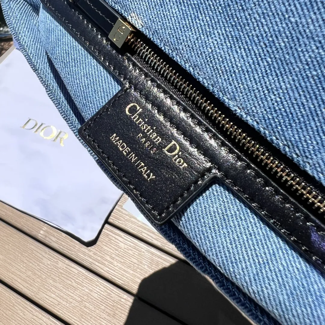 ❗️❗️❗️Free shipping with SF Express for year-end events❗️❗️❗️💰1900 Size: 25.5×15.5×8cm Dior overseas channel resources exclusively offer Caro handbags❗️This Dior Caro handbag combines modern fashion with classic elegance, highlighting the popular style of the series. Crafted from blue denim, it features original quilted-effect oversized cannage topstitching and a flap embellished with a fluorescent blue transparent resin knob-style "CD" clasp. Medium style, equipped with a detachable metal and transparent resin "CD" chain shoulder strap, which can be carried by hand, shoulder or cross-body. It can also be replaced with Dor's embroidered wide shoulder strap to embellish daily looks or add a bright finishing touch to evening wear.