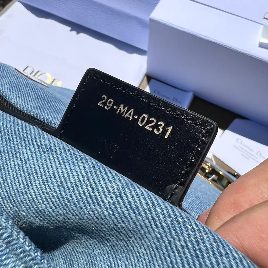 ❗️❗️❗️Free shipping with SF Express for year-end events❗️❗️❗️💰1900 Size: 25.5×15.5×8cm Dior overseas channel resources exclusively offer Caro handbags❗️This Dior Caro handbag combines modern fashion with classic elegance, highlighting the popular style of the series. Crafted from blue denim, it features original quilted-effect oversized cannage topstitching and a flap embellished with a fluorescent blue transparent resin knob-style "CD" clasp. Medium style, equipped with a detachable metal and transparent resin "CD" chain shoulder strap, which can be carried by hand, shoulder or cross-body. It can also be replaced with Dor's embroidered wide shoulder strap to embellish daily looks or add a bright finishing touch to evening wear.