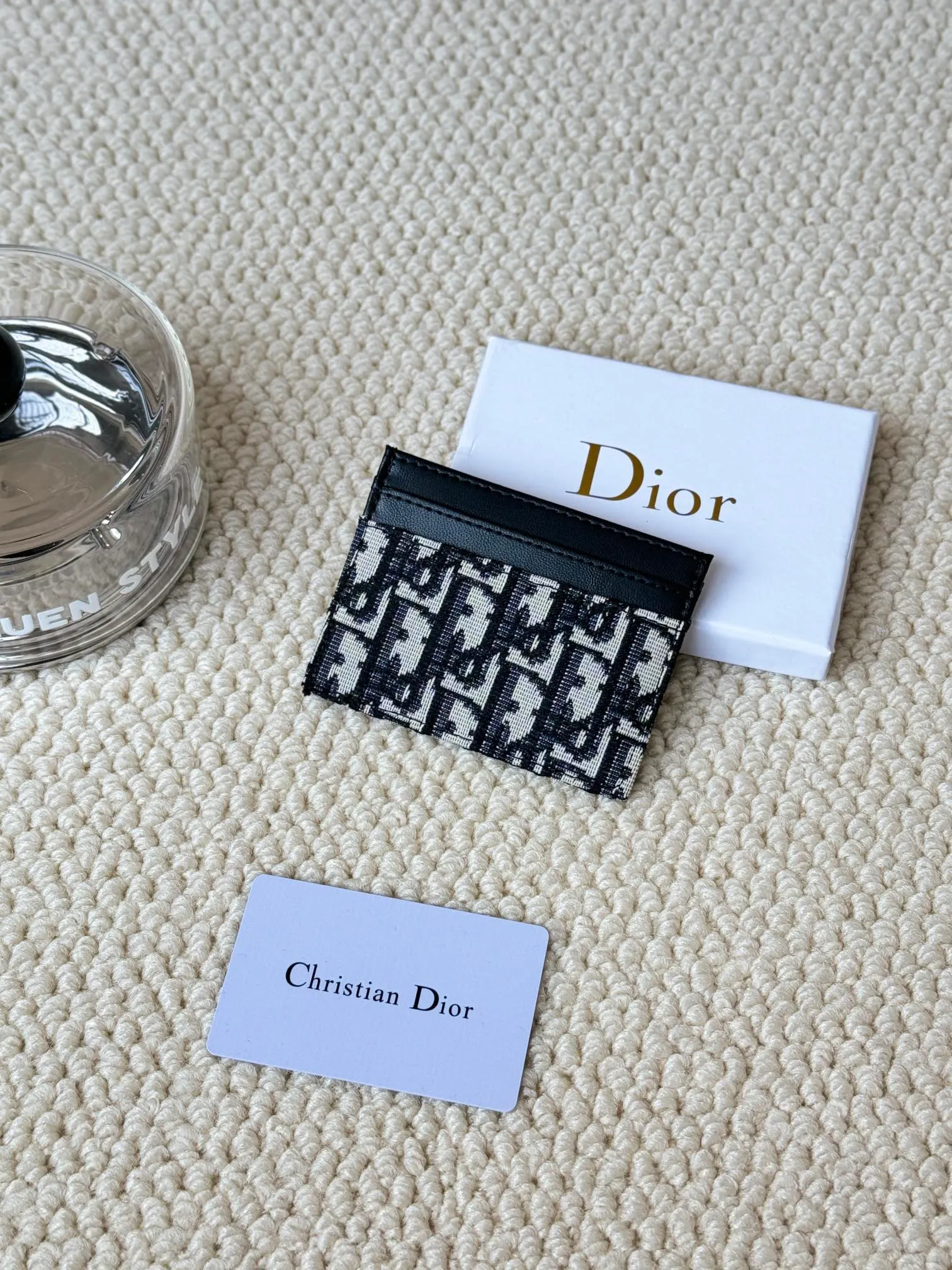 💰100 dior's card holder -30 Montaigne card holder is exquisite and elegant. Made of blue jacquard fabric, detailed with Oblique print and CD logo on the front. Practical and compact, it can store small daily necessities and can be easily put into various handbags. CD logo on front 2 card slots 1 patch pocket Number: S2152 Dimensions: 10 x 7.5 x 0.5 cm