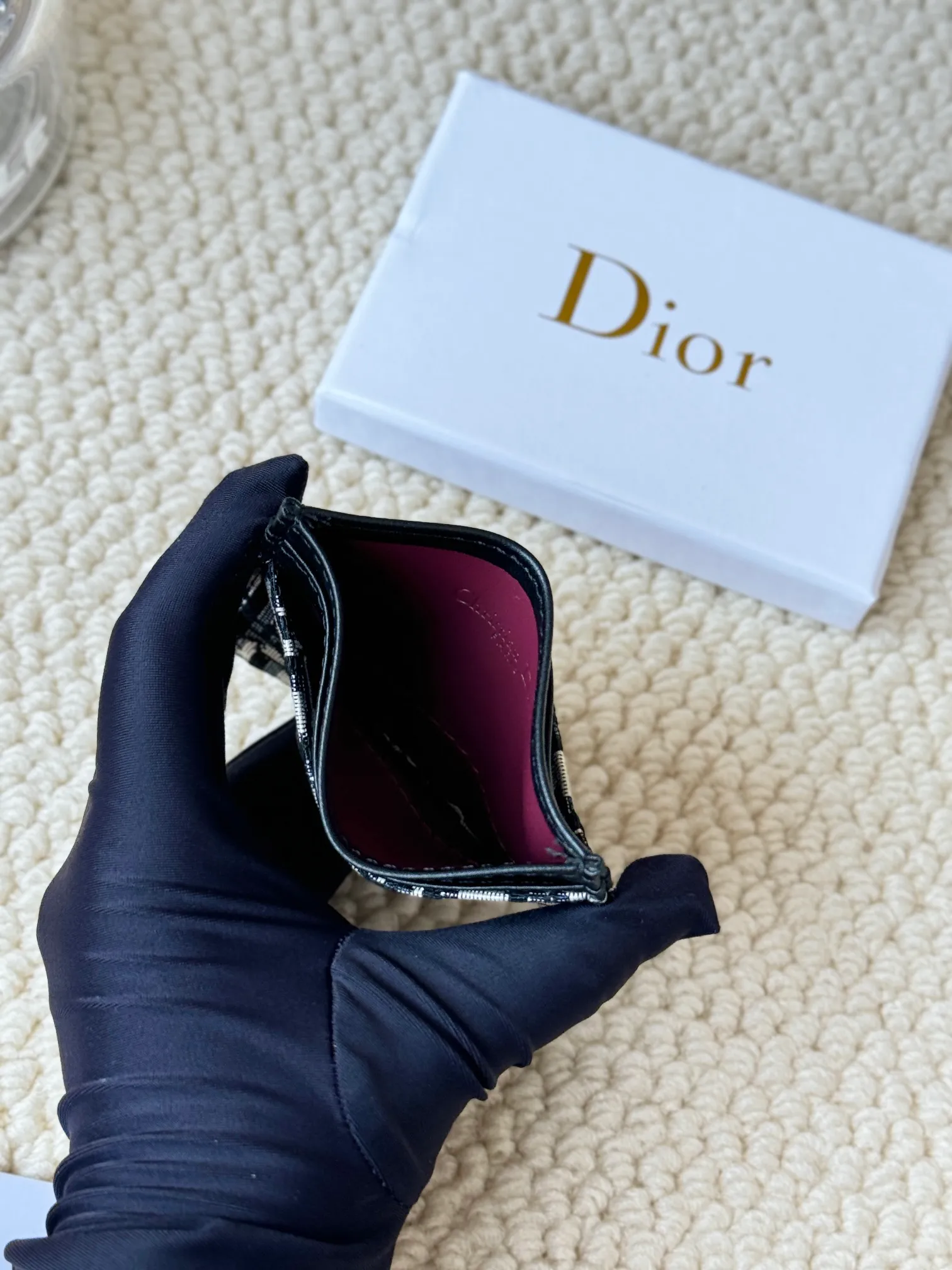 💰100 dior's card holder -30 Montaigne card holder is exquisite and elegant. Made of blue jacquard fabric, detailed with Oblique print and CD logo on the front. Practical and compact, it can store small daily necessities and can be easily put into various handbags. CD logo on front 2 card slots 1 patch pocket Number: S2152 Dimensions: 10 x 7.5 x 0.5 cm