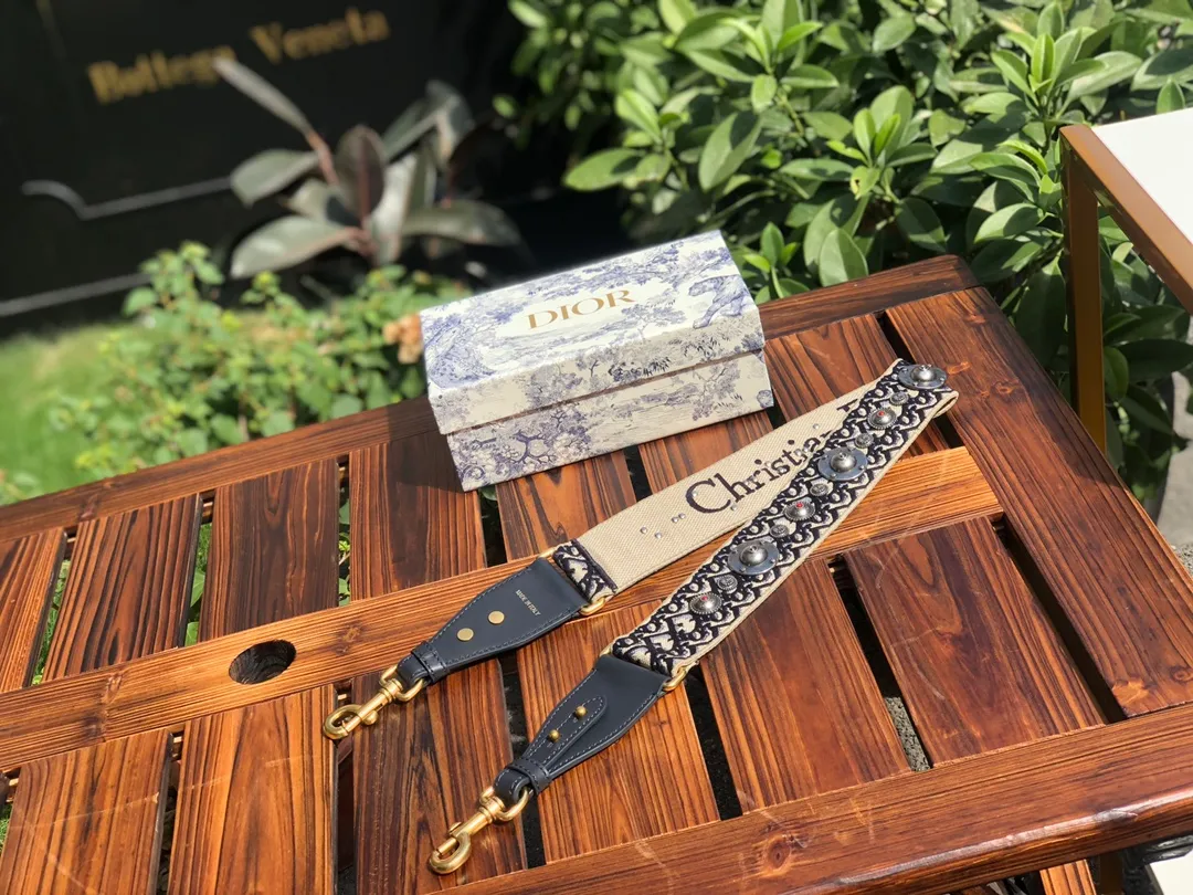 Top upgraded version 💰700 Size: 95cm x 5cm Dio*r Roman wide shoulder strap! ! Original factory channels! There is no difference between it and the one on sale at the counter for ¥24,000. Feel free to go to the counter to compare! This embroidered shoulder strap is a unique accessory, enhanced by a blue Oblique print with a silver-tone metal badge and "Christian Dior" signature embroidery on the other side. Comes with vintage gold metal hooks on both ends! ! It can be matched with any Dior handbag, and it can also be matched with other handbags! It can add artistic characteristics to every bag and express an extraordinary aura! !