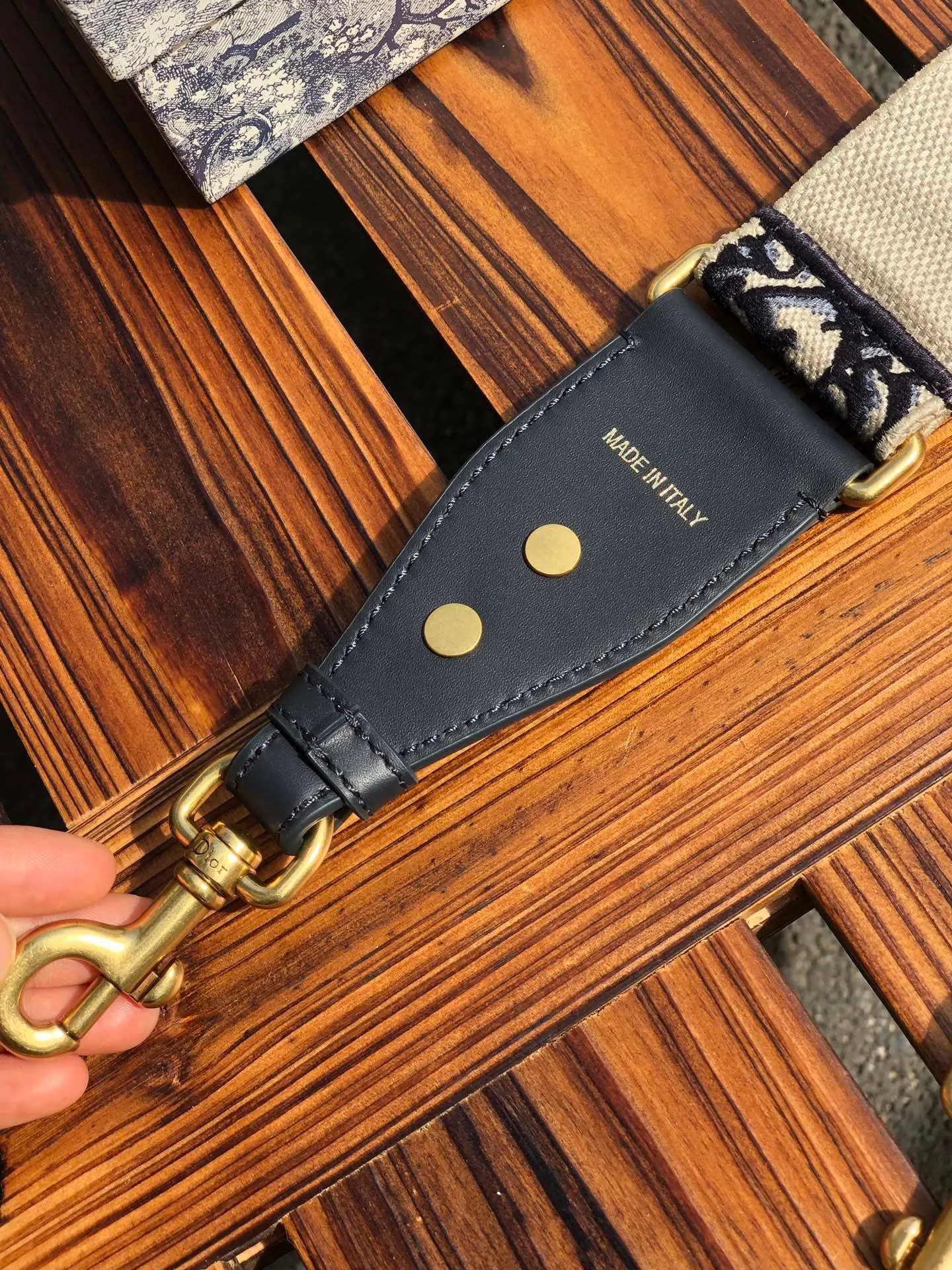 Top upgraded version 💰700 Size: 95cm x 5cm Dio*r Roman wide shoulder strap! ! Original factory channels! There is no difference between it and the one on sale at the counter for ¥24,000. Feel free to go to the counter to compare! This embroidered shoulder strap is a unique accessory, enhanced by a blue Oblique print with a silver-tone metal badge and "Christian Dior" signature embroidery on the other side. Comes with vintage gold metal hooks on both ends! ! It can be matched with any Dior handbag, and it can also be matched with other handbags! It can add artistic characteristics to every bag and express an extraordinary aura! !