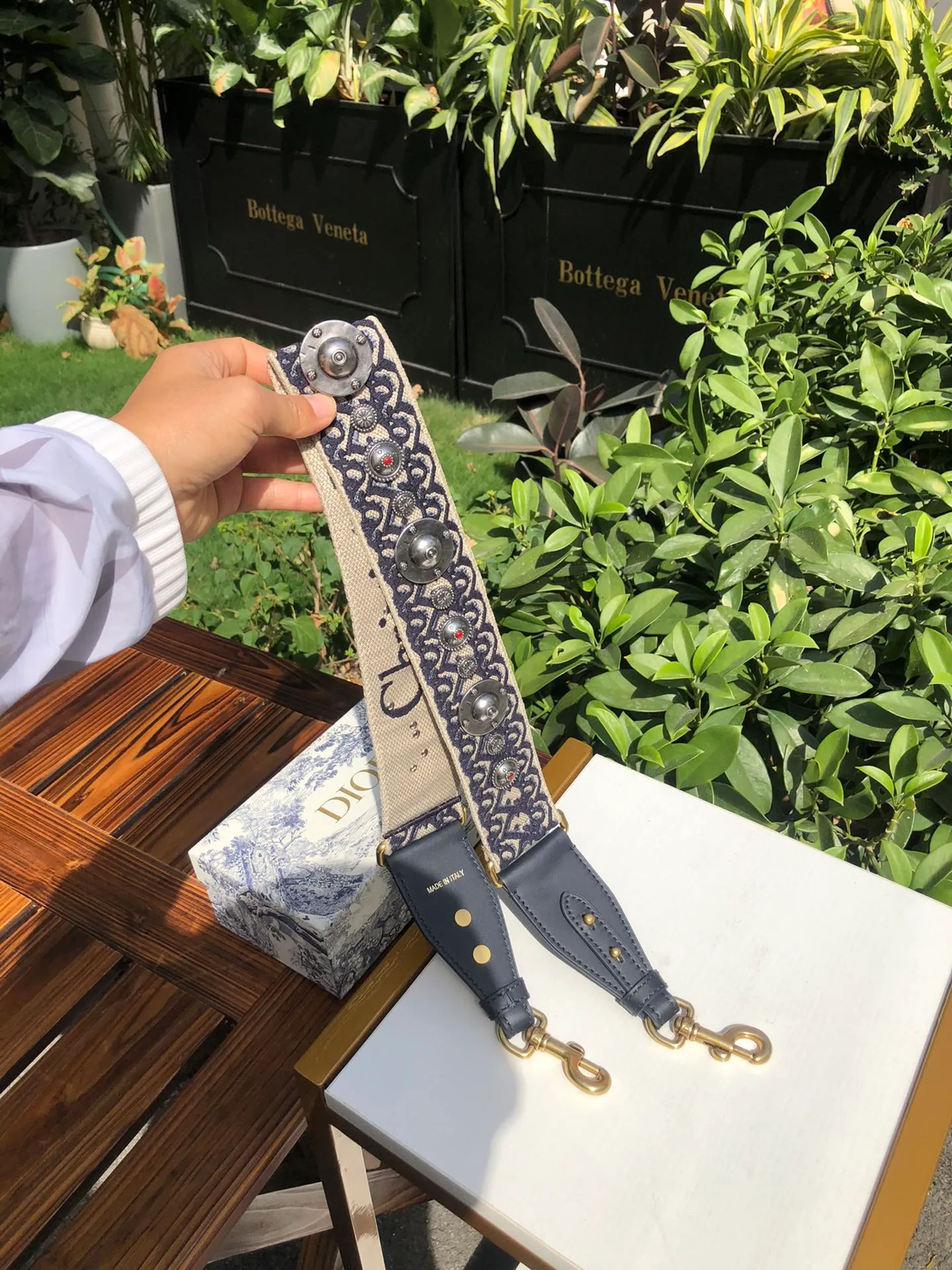 Top upgraded version 💰700 Size: 95cm x 5cm Dio*r Roman wide shoulder strap! ! Original factory channels! There is no difference between it and the one on sale at the counter for ¥24,000. Feel free to go to the counter to compare! This embroidered shoulder strap is a unique accessory, enhanced by a blue Oblique print with a silver-tone metal badge and "Christian Dior" signature embroidery on the other side. Comes with vintage gold metal hooks on both ends! ! It can be matched with any Dior handbag, and it can also be matched with other handbags! It can add artistic characteristics to every bag and express an extraordinary aura! !