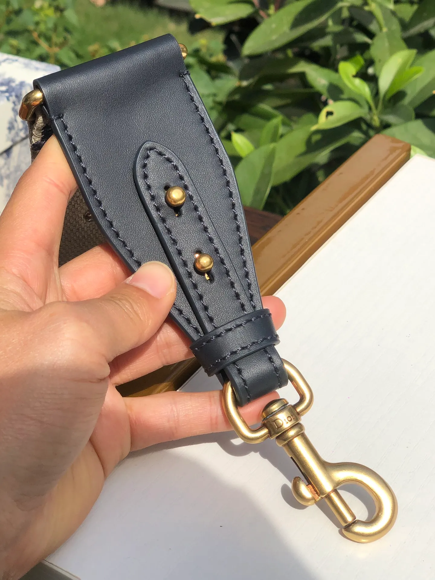 Top upgraded version 💰700 Size: 95cm x 5cm Dio*r Roman wide shoulder strap! ! Original factory channels! There is no difference between it and the one on sale at the counter for ¥24,000. Feel free to go to the counter to compare! This embroidered shoulder strap is a unique accessory, enhanced by a blue Oblique print with a silver-tone metal badge and "Christian Dior" signature embroidery on the other side. Comes with vintage gold metal hooks on both ends! ! It can be matched with any Dior handbag, and it can also be matched with other handbags! It can add artistic characteristics to every bag and express an extraordinary aura! !