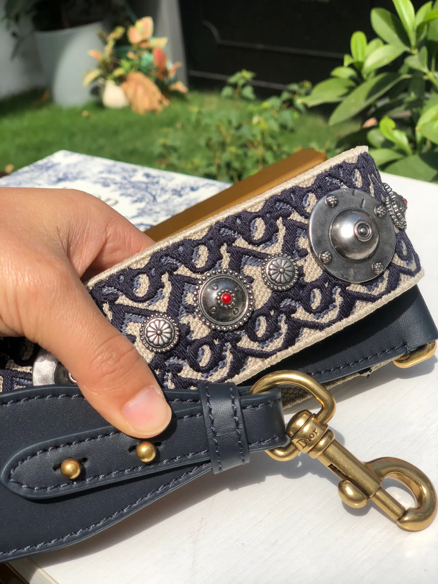Top upgraded version 💰700 Size: 95cm x 5cm Dio*r Roman wide shoulder strap! ! Original factory channels! There is no difference between it and the one on sale at the counter for ¥24,000. Feel free to go to the counter to compare! This embroidered shoulder strap is a unique accessory, enhanced by a blue Oblique print with a silver-tone metal badge and "Christian Dior" signature embroidery on the other side. Comes with vintage gold metal hooks on both ends! ! It can be matched with any Dior handbag, and it can also be matched with other handbags! It can add artistic characteristics to every bag and express an extraordinary aura! !