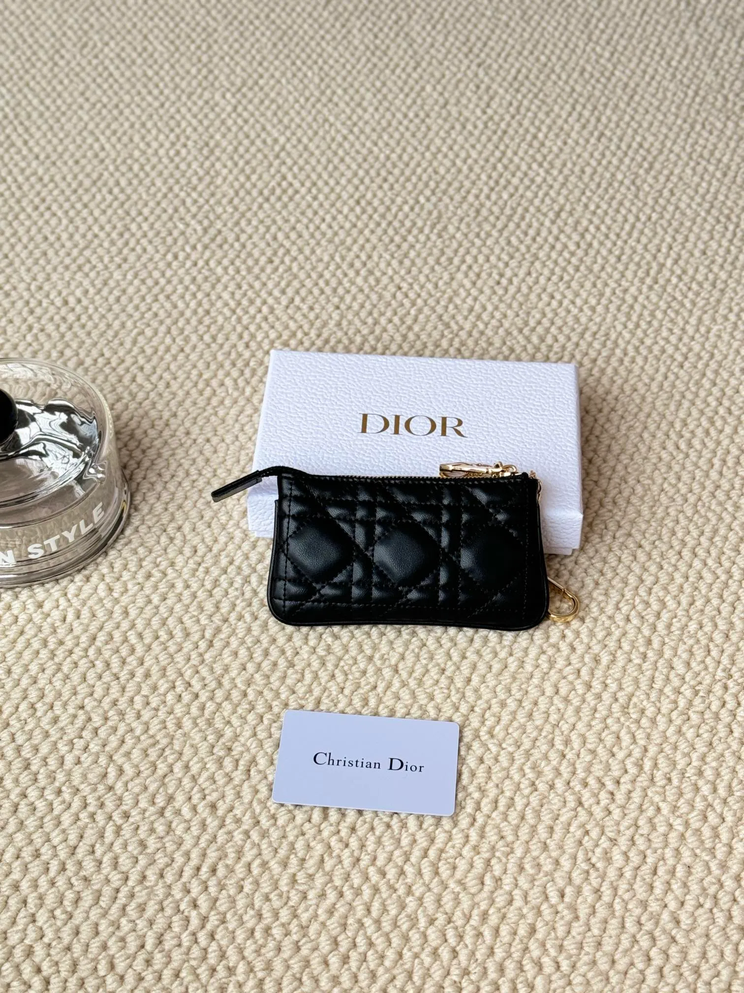 💰160 lambskin makes a zippered coin purse and key bag. Small, cute and mini. Size: 14.5*7.6cm Model: S0972UWHC_M30G This Dior Caro card holder is elegant and practical. Made of soft lambskin, carefully crafted and decorated with cannage pattern topstitching. Coin purse and key case 🔑 Compact and practical, unique and can store various daily necessities, suitable for various occasions.