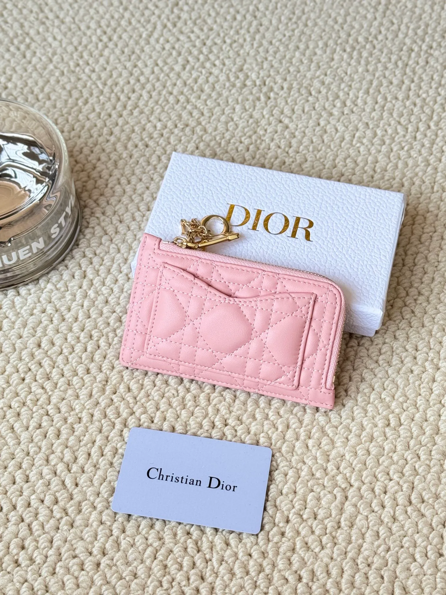 💰160 Lady Dior card holder. A sand-colored wallet that I bought to fit in a waste bag. It has an L-shaped opening and a seven-zipper pull. No.: S0965. There are too many front patch pockets to hold cards. The bills need to be folded at 40% off, and the 30% off can be placed but it has a zipper. The size is 13.5*8.5*1.5 cm. The Dior card holder meets my various needs. Compared with other styles, it is thin, compact, and has a large capacity. There is no conspicuous big LOGO, it will not scratch when placed in the bag, and it is relatively low-key and classic. There is a special place for access control cards, so you don’t need to mix them with bank cards. When I used to swipe access control cards, I couldn’t swipe them because there were too many cards, so I had to take out the access control cards separately. There is a zipper, so you don't have to worry about putting important things out, and the zipper is half-open, so it's more convenient to put things in and take things out than having only one side.
