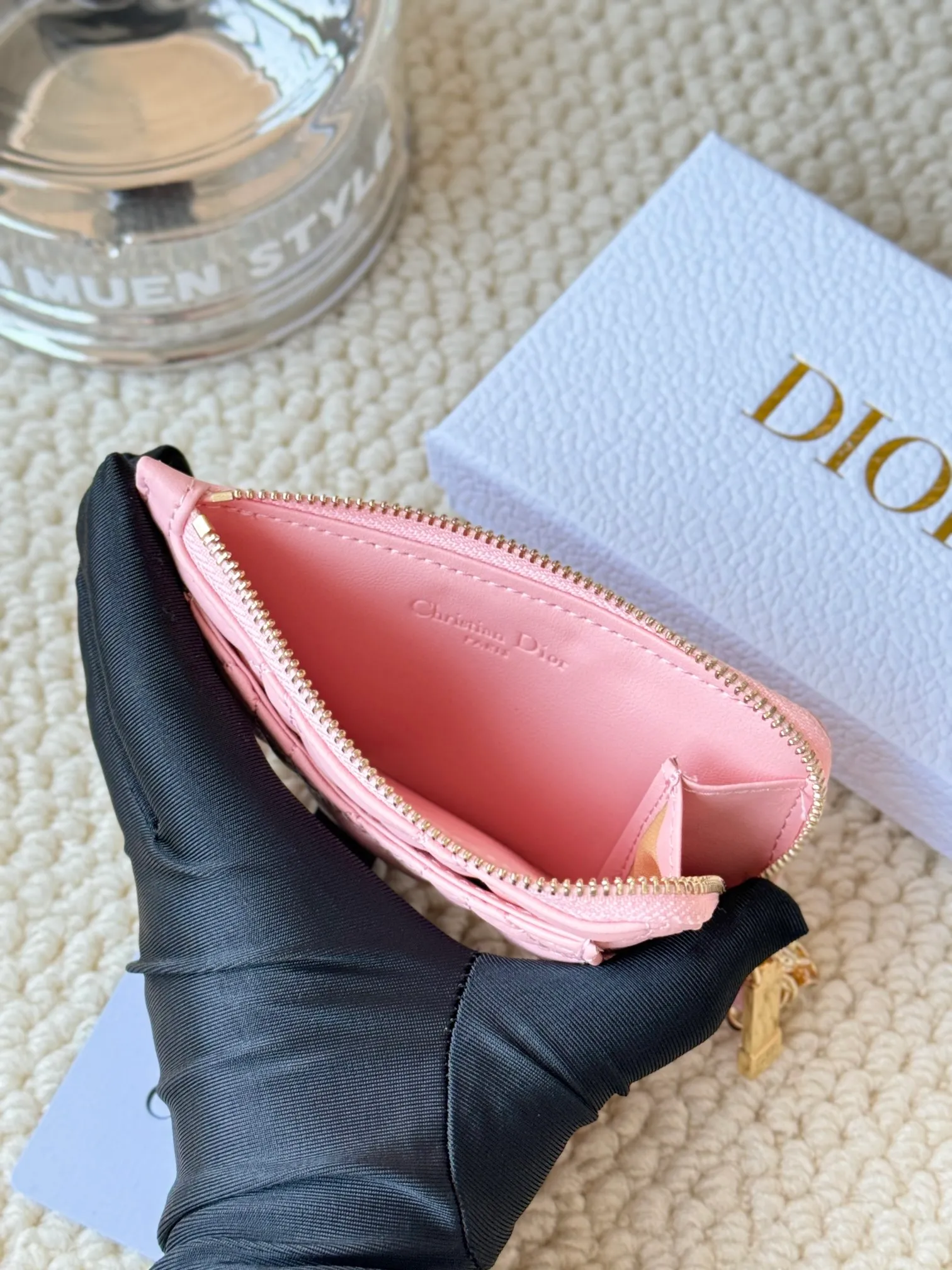 💰160 Lady Dior card holder. A sand-colored wallet that I bought to fit in a waste bag. It has an L-shaped opening and a seven-zipper pull. No.: S0965. There are too many front patch pockets to hold cards. The bills need to be folded at 40% off, and the 30% off can be placed but it has a zipper. The size is 13.5*8.5*1.5 cm. The Dior card holder meets my various needs. Compared with other styles, it is thin, compact, and has a large capacity. There is no conspicuous big LOGO, it will not scratch when placed in the bag, and it is relatively low-key and classic. There is a special place for access control cards, so you don’t need to mix them with bank cards. When I used to swipe access control cards, I couldn’t swipe them because there were too many cards, so I had to take out the access control cards separately. There is a zipper, so you don't have to worry about putting important things out, and the zipper is half-open, so it's more convenient to put things in and take things out than having only one side.
