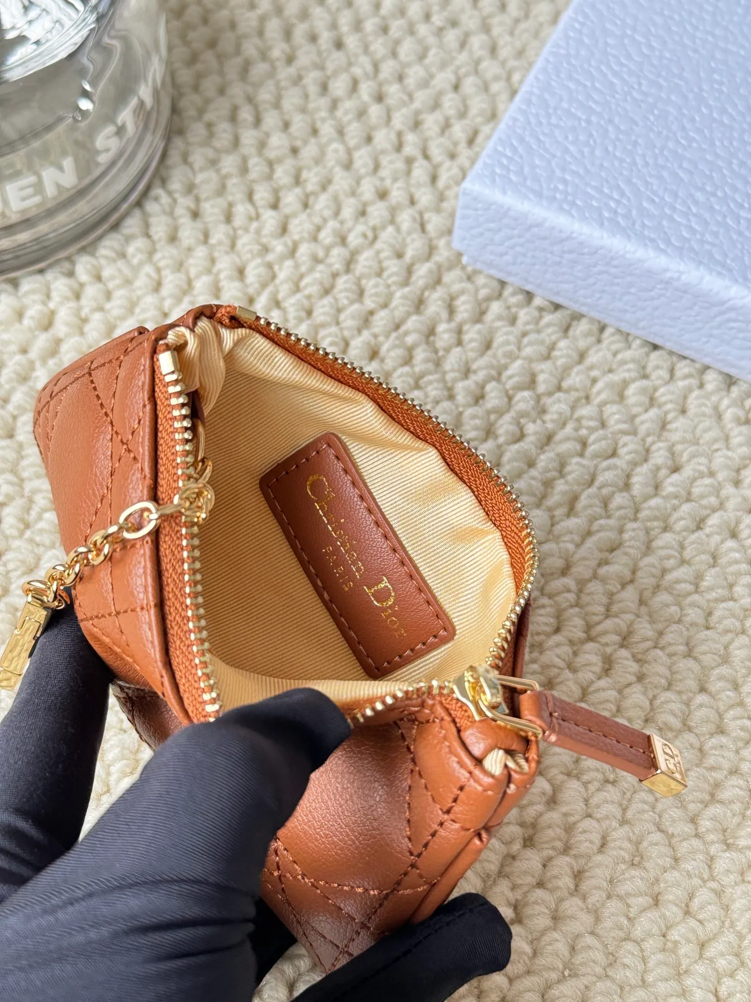 💰140 2024 spring and summer new coin purse key bag is small and cute Size: 14.5*7.6cm Model: S5158UWHC_M30G This Dior Caro card holder is elegant and practical. Carefully crafted from soft cow leather, it is decorated with cannage pattern topstitching and a CD logo on the front to enhance the style. Elegant and sophisticated. 30 Montaigne Glycine Coin Purse Key Case 🔑 Compact and practical, unique, it can store various daily necessities, suitable for various occasions, and can be matched with its 30Montaigne items. CD logo on front