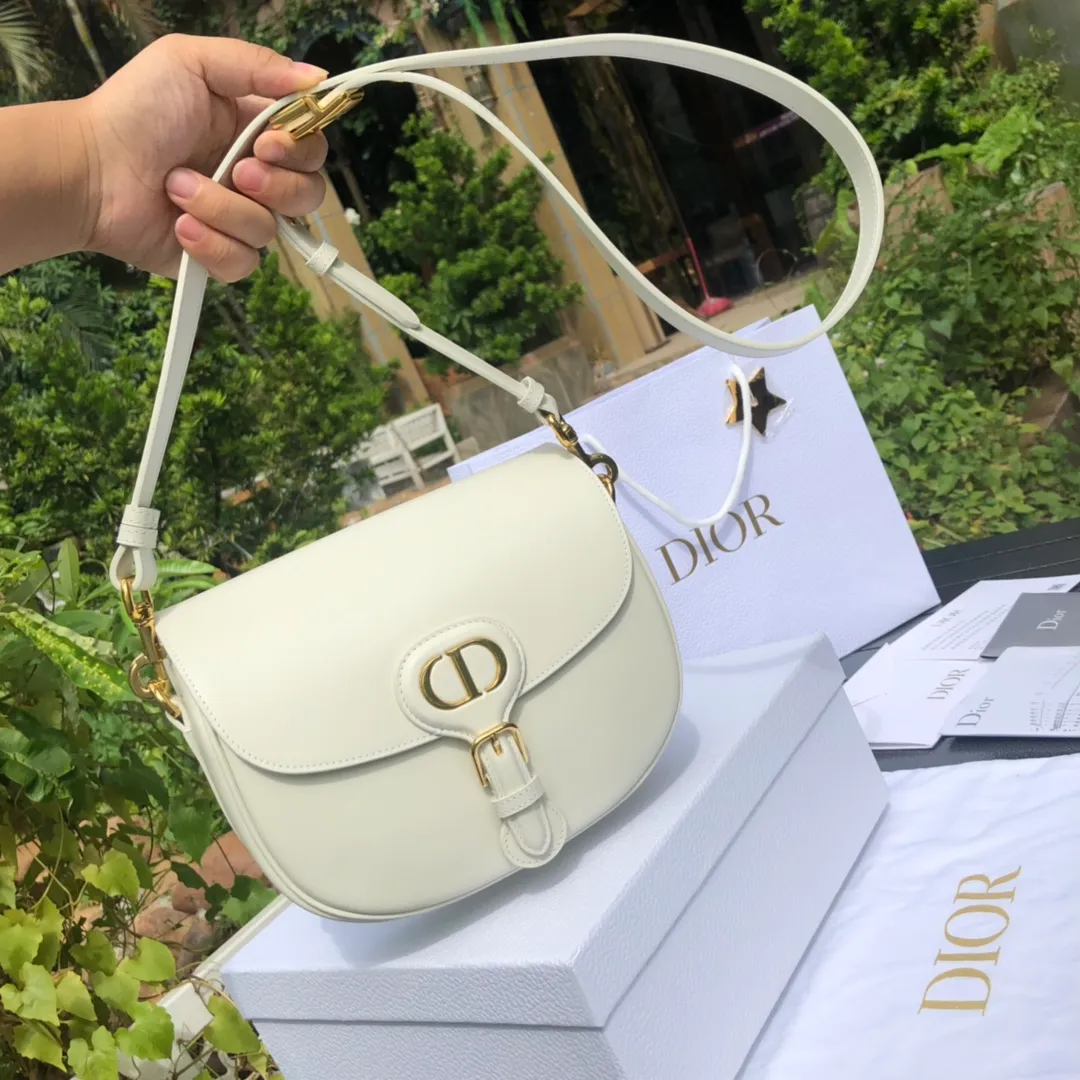 Top upgraded version 💰1760 Medium size: 22×17×6cm Dior Bobby’s new product is available from overseas channels! The new model of Dior saddle bag has finally arrived❗️This model is carefully made of white smooth cow leather, with a suede interior design, which is soft and rich in texture. It has a flip-top magnetic buckle design and a "CD" buckle on the front as decoration. With a detachable and adjustable shoulder strap embellished with a military-style buckle, it can be worn on the shoulder, cross-body or handheld.