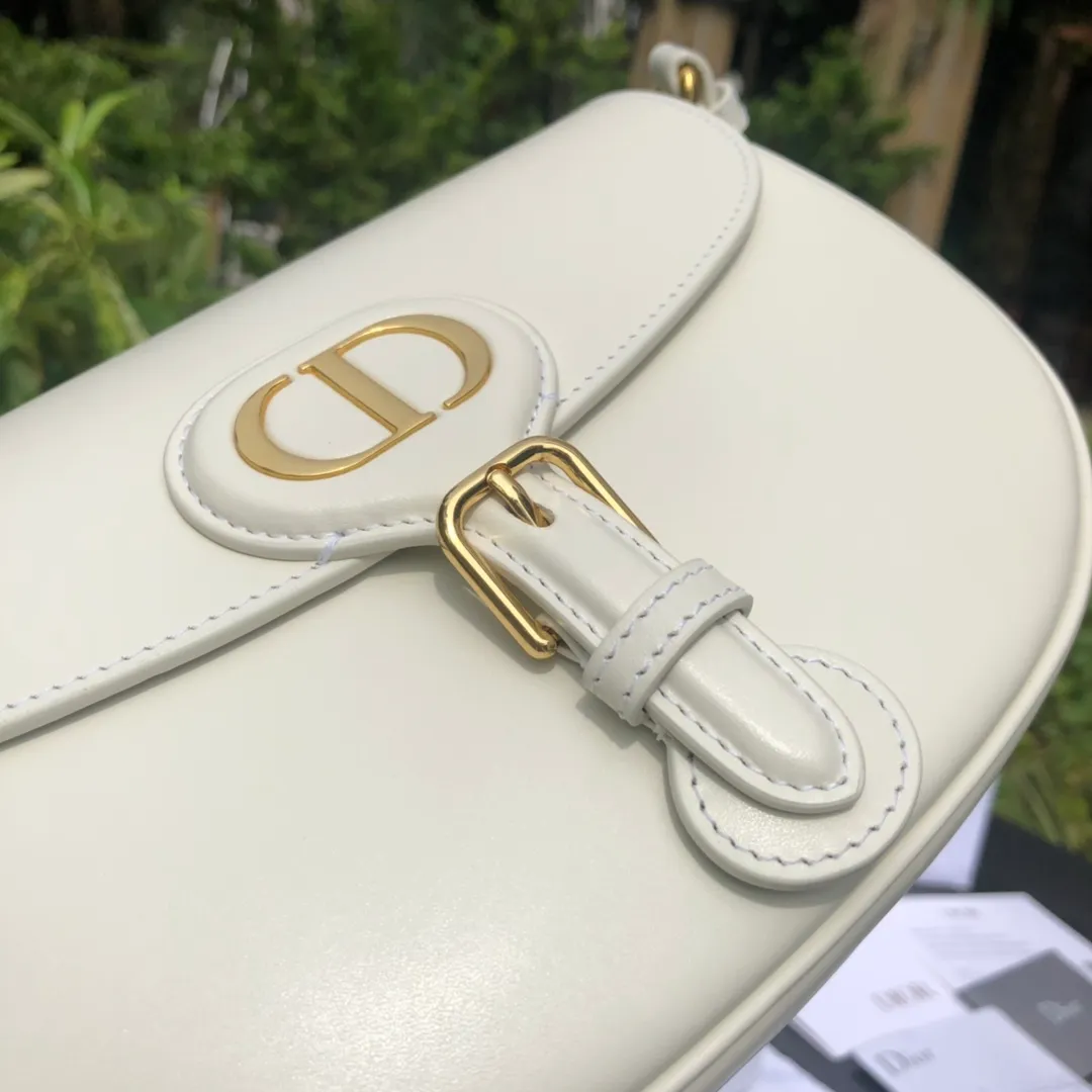 Top upgraded version 💰1760 Medium size: 22×17×6cm Dior Bobby’s new product is available from overseas channels! The new model of Dior saddle bag has finally arrived❗️This model is carefully made of white smooth cow leather, with a suede interior design, which is soft and rich in texture. It has a flip-top magnetic buckle design and a "CD" buckle on the front as decoration. With a detachable and adjustable shoulder strap embellished with a military-style buckle, it can be worn on the shoulder, cross-body or handheld.