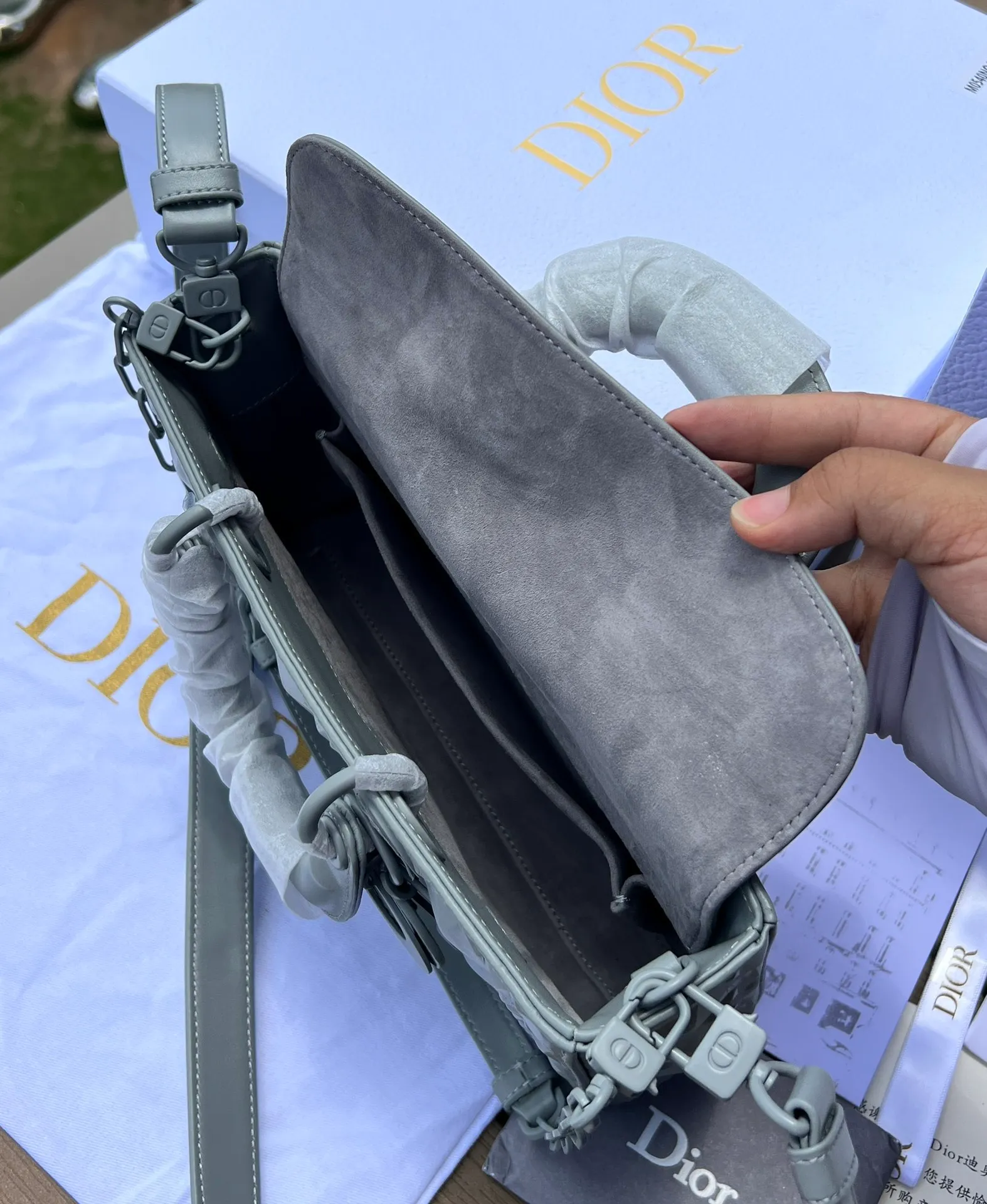 Top upgraded version💰1900 Size: 26×13.5×5cm Dior’s overseas channel resources specialize in the horizontal style Princess Diana bag ❗️This Lady D-Joy handbag highlights the iconic simple aesthetics of the Lady Dior series and embodies Dior’s profound insight into elegance and beauty. Stylish and elegant design is timeless. Carefully crafted from black cow leather, it is decorated with a diamond-shaped cannage pattern. It is paired with the same-tone matte metal D.I.O.R charm to enhance the style and add a touch of agility to the exquisite silhouette. Featuring a detachable chain shoulder strap and an adjustable, removable leather shoulder strap, it can be worn by hand or cross-body, making it ideal for everyday styling.