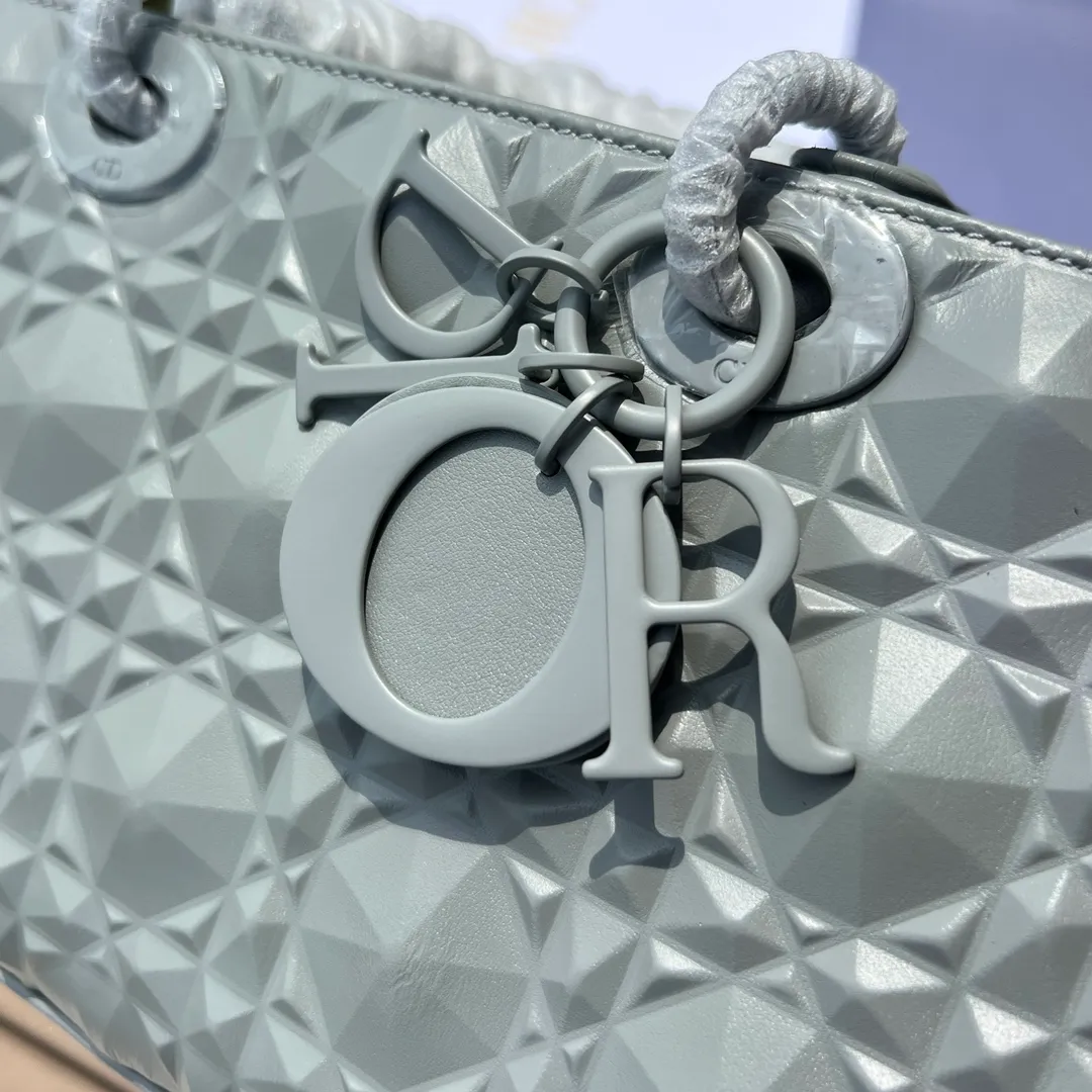 Top upgraded version💰1900 Size: 26×13.5×5cm Dior’s overseas channel resources specialize in the horizontal style Princess Diana bag ❗️This Lady D-Joy handbag highlights the iconic simple aesthetics of the Lady Dior series and embodies Dior’s profound insight into elegance and beauty. Stylish and elegant design is timeless. Carefully crafted from black cow leather, it is decorated with a diamond-shaped cannage pattern. It is paired with the same-tone matte metal D.I.O.R charm to enhance the style and add a touch of agility to the exquisite silhouette. Featuring a detachable chain shoulder strap and an adjustable, removable leather shoulder strap, it can be worn by hand or cross-body, making it ideal for everyday styling.
