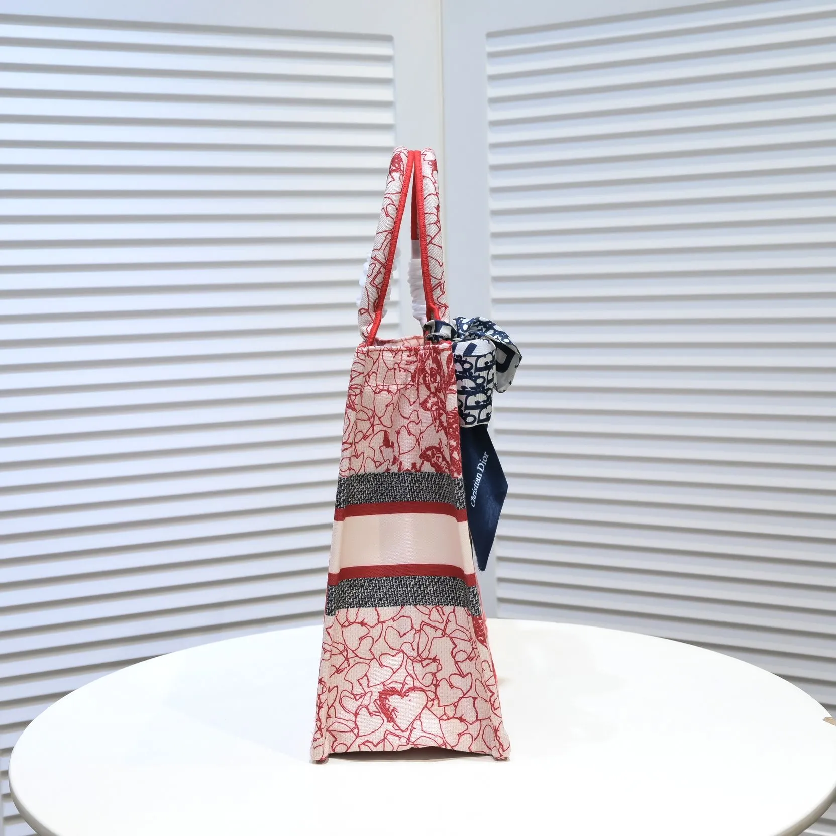 💰340￥Small size with silk scarf and overlock🔜Dior new shopping bag at Dior counter! Counters are updated simultaneously! Limited edition of the same style as the stars! Super stylish! Imported fabric👍high-end quality! Model: 8034 Size: 36*27*16cm