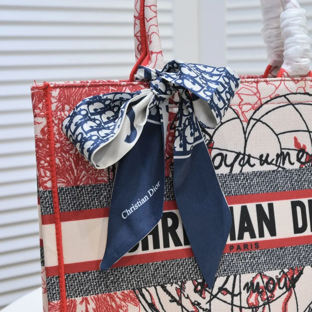 💰340￥Small size with silk scarf and overlock🔜Dior new shopping bag at Dior counter! Counters are updated simultaneously! Limited edition of the same style as the stars! Super stylish! Imported fabric👍high-end quality! Model: 8034 Size: 36*27*16cm