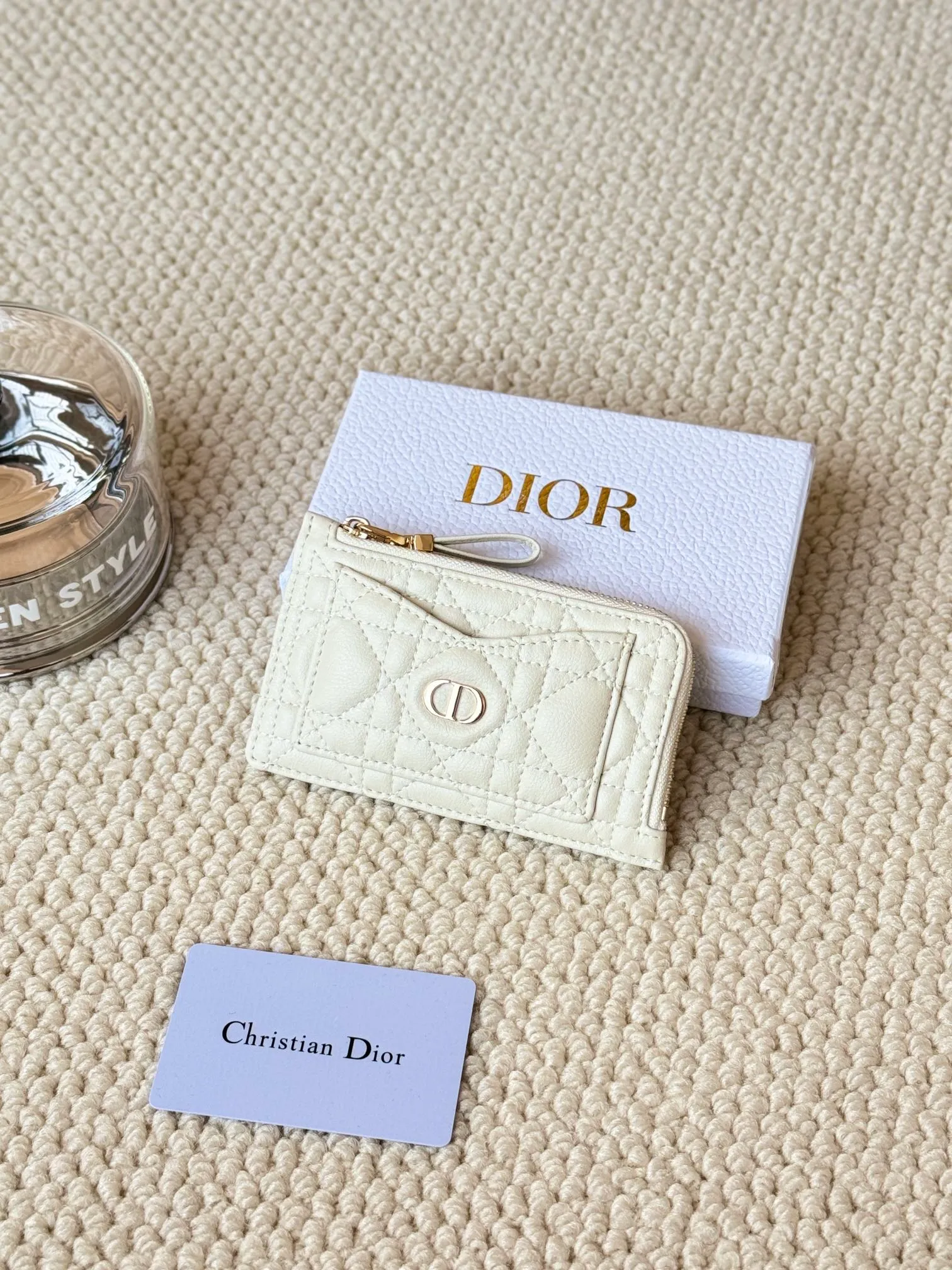 💰150Lady Dior card holder. Sand color wallet bought to fit into a waste bag. L-shaped opening, seven-zipper card holder. No.: S5131. There are too many front patch pockets to hold cards. The banknotes need to be folded at 40% off. It can hold 30% off but it has a zipper. The size is 13.5*8.5*1.5 cm. The Dior card holder meets my various needs. Compared with other styles, it is thin, compact and has a large capacity. There is no conspicuous big LOGO, it will not scratch when placed in the bag, and it is relatively low-key and classic. There is a special place for access control cards, so you don’t need to mix them with bank cards. When I used to swipe access control cards, I couldn’t swipe them because there were too many cards, so I had to take out the access control cards separately. There is a zipper, so you don't have to worry about putting important things out, and the zipper is half-open, so it's more convenient to put things in and take things out than having only one side.