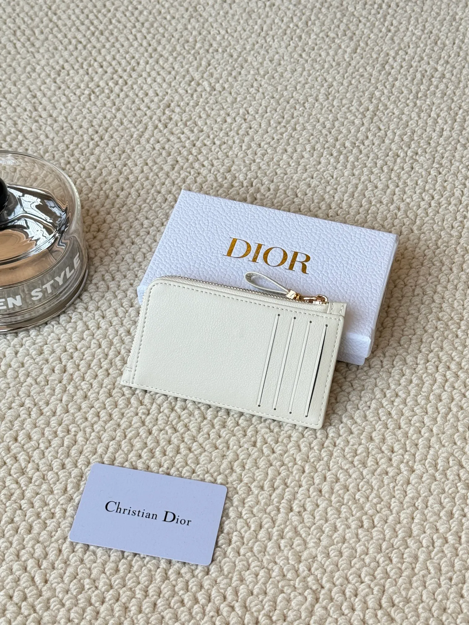 💰150Lady Dior card holder. Sand color wallet bought to fit into a waste bag. L-shaped opening, seven-zipper card holder. No.: S5131. There are too many front patch pockets to hold cards. The banknotes need to be folded at 40% off. It can hold 30% off but it has a zipper. The size is 13.5*8.5*1.5 cm. The Dior card holder meets my various needs. Compared with other styles, it is thin, compact and has a large capacity. There is no conspicuous big LOGO, it will not scratch when placed in the bag, and it is relatively low-key and classic. There is a special place for access control cards, so you don’t need to mix them with bank cards. When I used to swipe access control cards, I couldn’t swipe them because there were too many cards, so I had to take out the access control cards separately. There is a zipper, so you don't have to worry about putting important things out, and the zipper is half-open, so it's more convenient to put things in and take things out than having only one side.