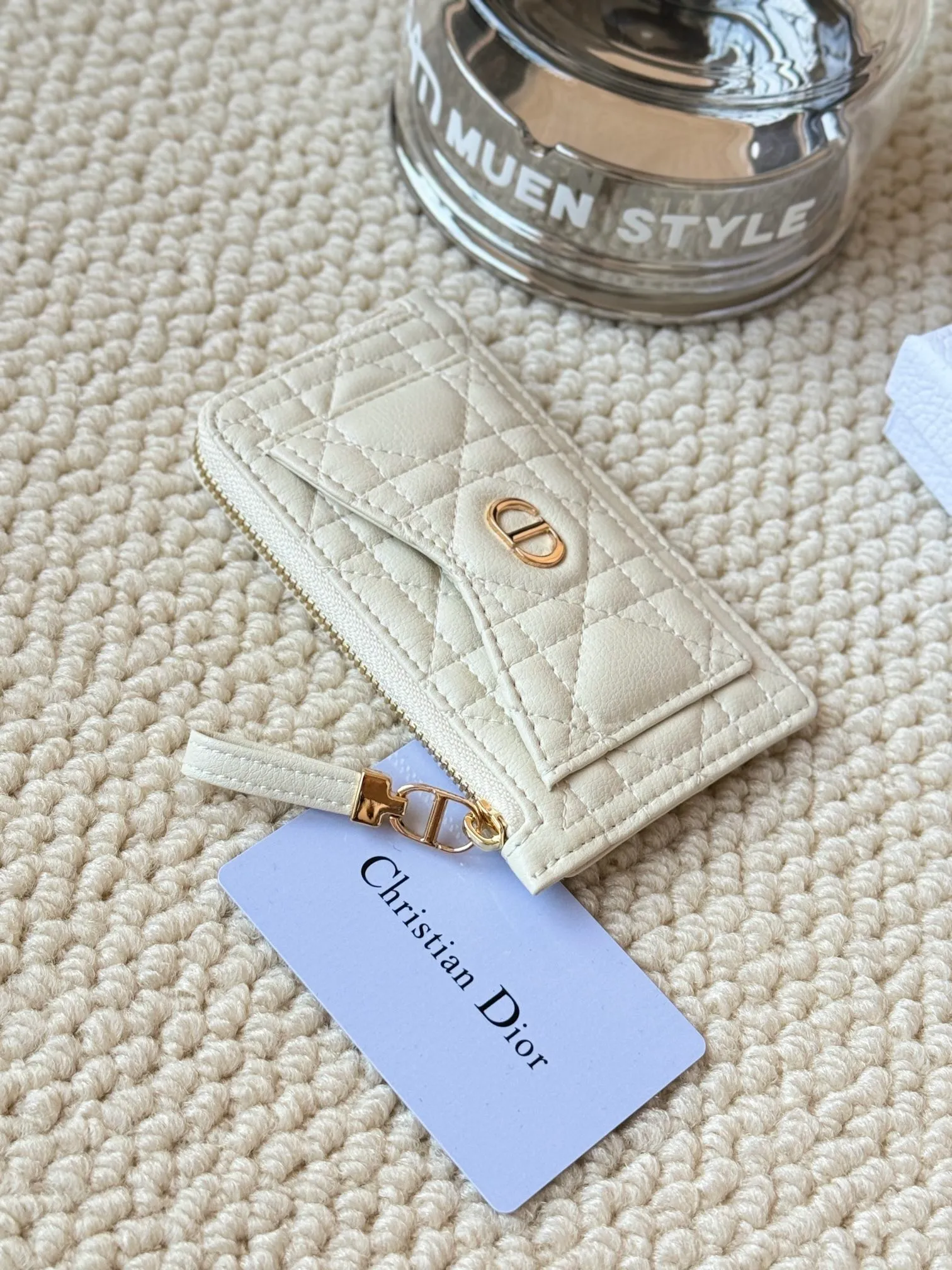 💰150Lady Dior card holder. Sand color wallet bought to fit into a waste bag. L-shaped opening, seven-zipper card holder. No.: S5131. There are too many front patch pockets to hold cards. The banknotes need to be folded at 40% off. It can hold 30% off but it has a zipper. The size is 13.5*8.5*1.5 cm. The Dior card holder meets my various needs. Compared with other styles, it is thin, compact and has a large capacity. There is no conspicuous big LOGO, it will not scratch when placed in the bag, and it is relatively low-key and classic. There is a special place for access control cards, so you don’t need to mix them with bank cards. When I used to swipe access control cards, I couldn’t swipe them because there were too many cards, so I had to take out the access control cards separately. There is a zipper, so you don't have to worry about putting important things out, and the zipper is half-open, so it's more convenient to put things in and take things out than having only one side.
