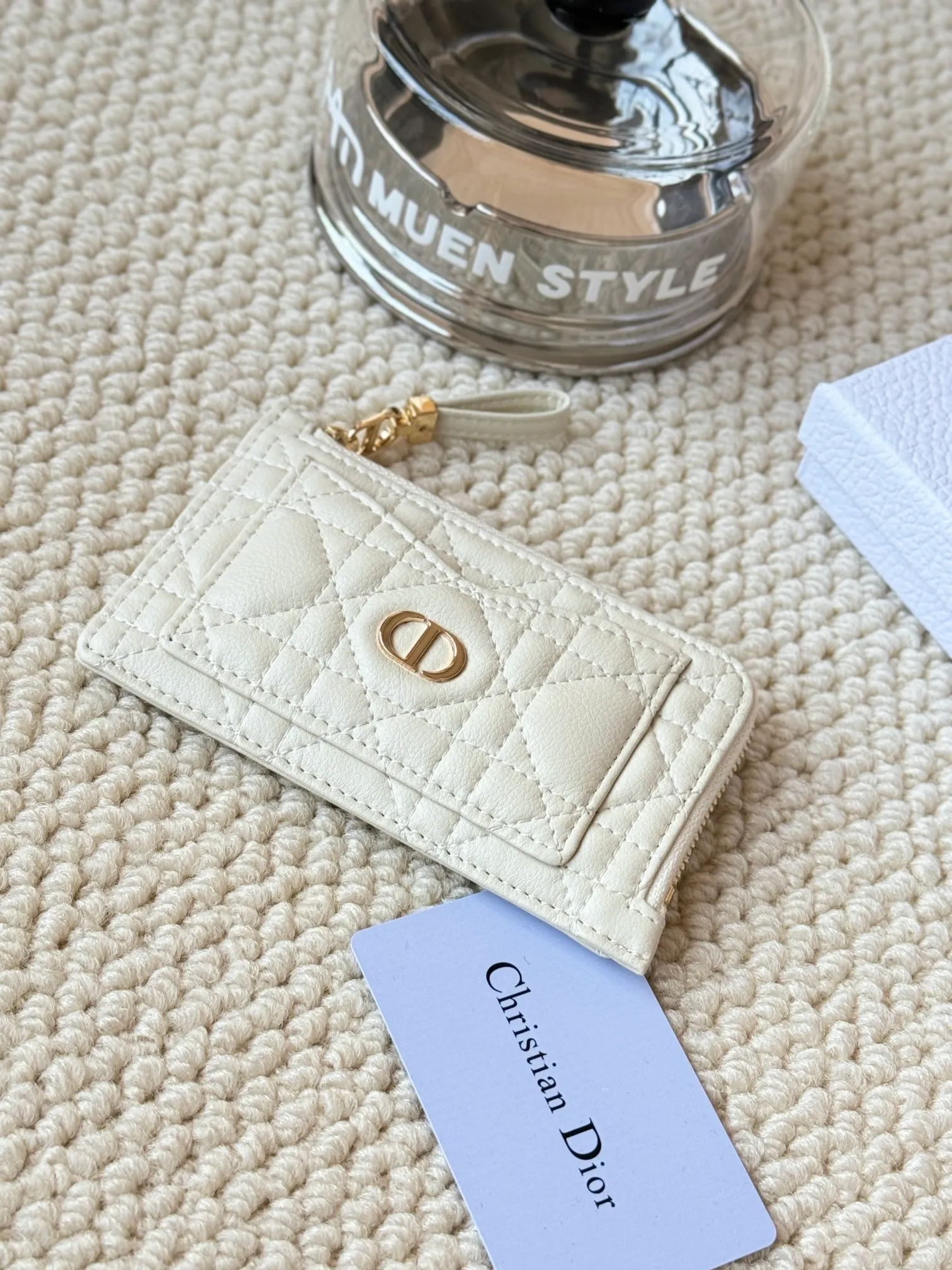 💰150Lady Dior card holder. Sand color wallet bought to fit into a waste bag. L-shaped opening, seven-zipper card holder. No.: S5131. There are too many front patch pockets to hold cards. The banknotes need to be folded at 40% off. It can hold 30% off but it has a zipper. The size is 13.5*8.5*1.5 cm. The Dior card holder meets my various needs. Compared with other styles, it is thin, compact and has a large capacity. There is no conspicuous big LOGO, it will not scratch when placed in the bag, and it is relatively low-key and classic. There is a special place for access control cards, so you don’t need to mix them with bank cards. When I used to swipe access control cards, I couldn’t swipe them because there were too many cards, so I had to take out the access control cards separately. There is a zipper, so you don't have to worry about putting important things out, and the zipper is half-open, so it's more convenient to put things in and take things out than having only one side.