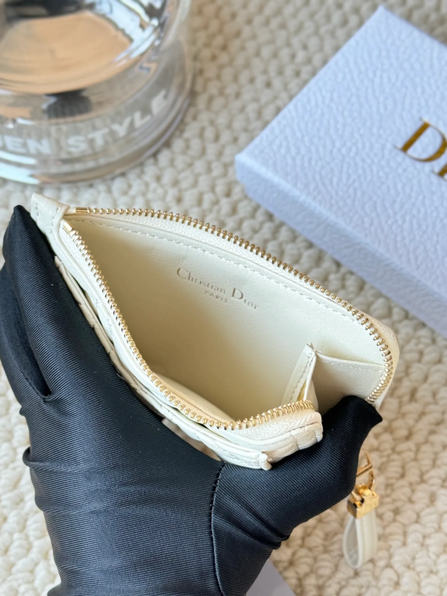 💰150Lady Dior card holder. Sand color wallet bought to fit into a waste bag. L-shaped opening, seven-zipper card holder. No.: S5131. There are too many front patch pockets to hold cards. The banknotes need to be folded at 40% off. It can hold 30% off but it has a zipper. The size is 13.5*8.5*1.5 cm. The Dior card holder meets my various needs. Compared with other styles, it is thin, compact and has a large capacity. There is no conspicuous big LOGO, it will not scratch when placed in the bag, and it is relatively low-key and classic. There is a special place for access control cards, so you don’t need to mix them with bank cards. When I used to swipe access control cards, I couldn’t swipe them because there were too many cards, so I had to take out the access control cards separately. There is a zipper, so you don't have to worry about putting important things out, and the zipper is half-open, so it's more convenient to put things in and take things out than having only one side.