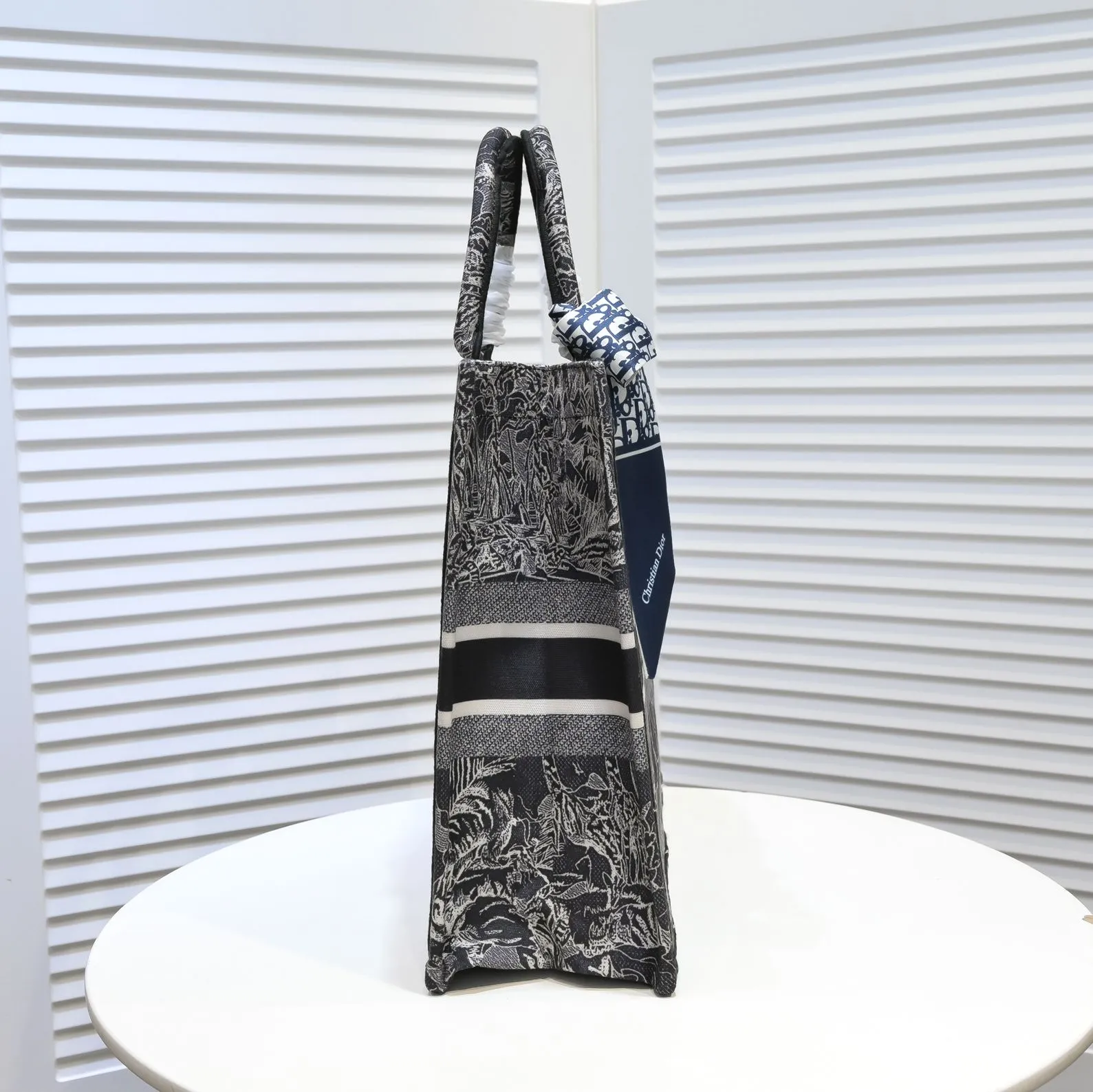 💰360￥With silk scarf, large size🔥 embroidered edge🔜Dior new shopping bag at Dior counter! Counters are updated simultaneously! Limited edition of the same style as the stars! Super stylish! Imported fabric👍high-end quality! You can go in and out of the counters at will without any pressure! The first choice for going out with super large capacity👍 Model: 8033 Size: 41*14*32cm