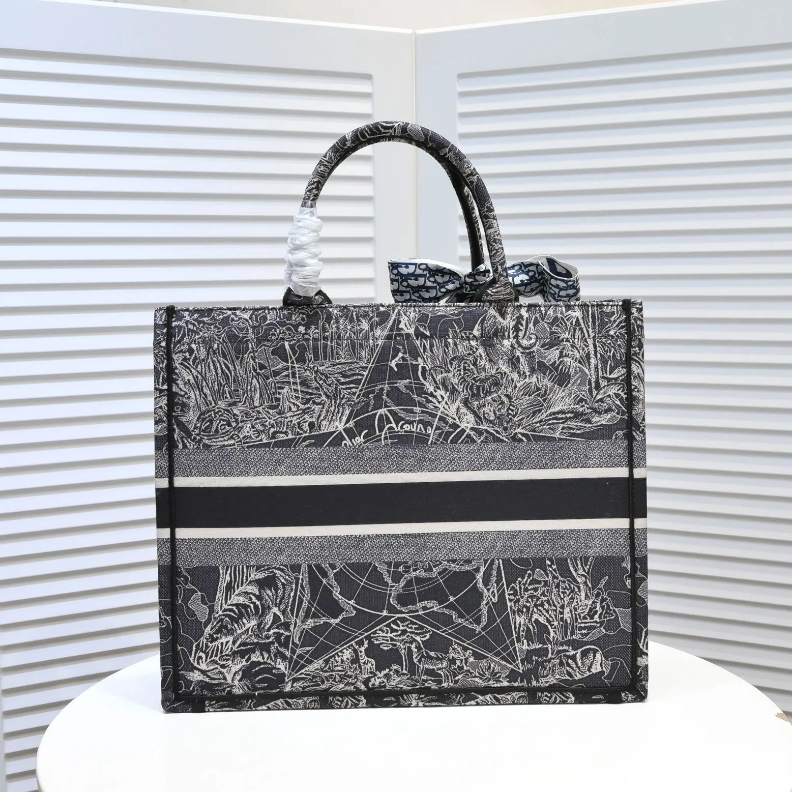 💰360￥With silk scarf, large size🔥 embroidered edge🔜Dior new shopping bag at Dior counter! Counters are updated simultaneously! Limited edition of the same style as the stars! Super stylish! Imported fabric👍high-end quality! You can go in and out of the counters at will without any pressure! The first choice for going out with super large capacity👍 Model: 8033 Size: 41*14*32cm
