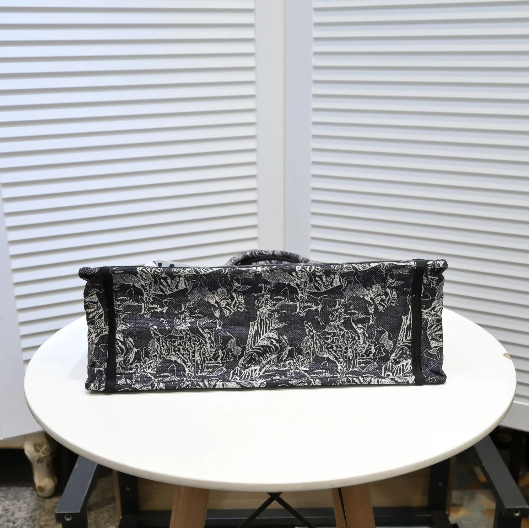 💰360￥With silk scarf, large size🔥 embroidered edge🔜Dior new shopping bag at Dior counter! Counters are updated simultaneously! Limited edition of the same style as the stars! Super stylish! Imported fabric👍high-end quality! You can go in and out of the counters at will without any pressure! The first choice for going out with super large capacity👍 Model: 8033 Size: 41*14*32cm