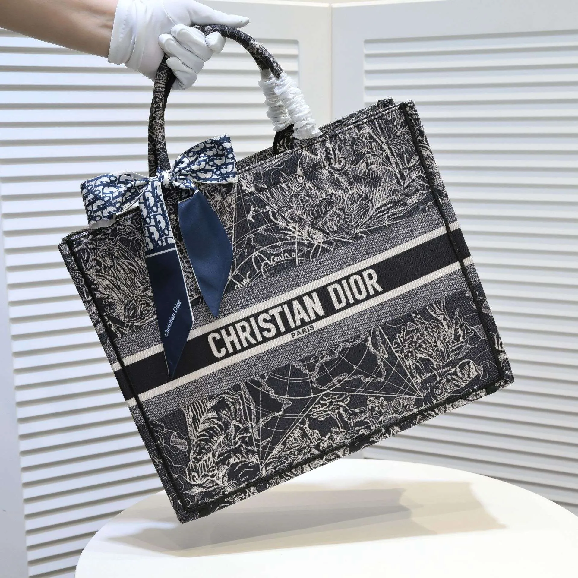 💰360￥With silk scarf, large size🔥 embroidered edge🔜Dior new shopping bag at Dior counter! Counters are updated simultaneously! Limited edition of the same style as the stars! Super stylish! Imported fabric👍high-end quality! You can go in and out of the counters at will without any pressure! The first choice for going out with super large capacity👍 Model: 8033 Size: 41*14*32cm