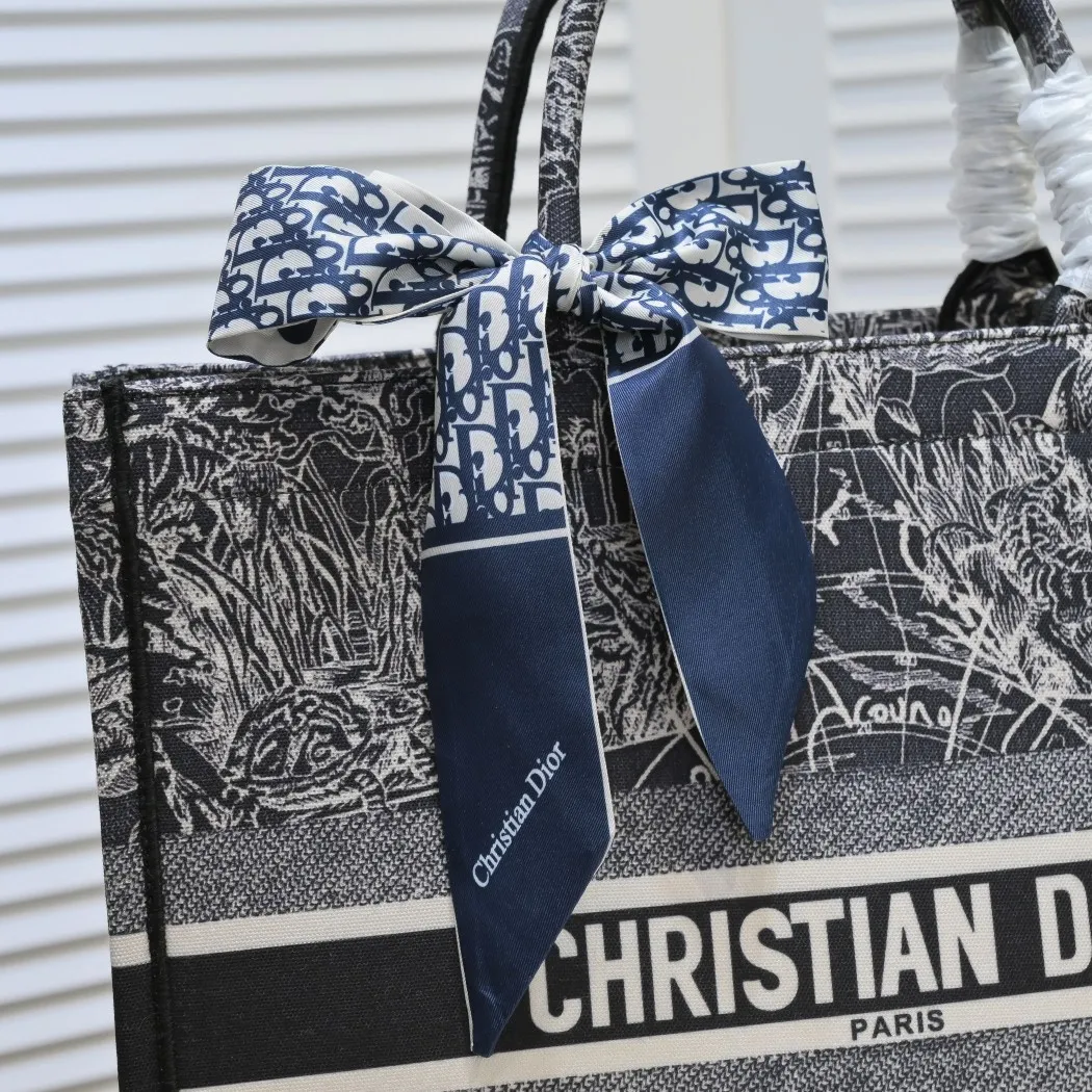 💰360￥With silk scarf, large size🔥 embroidered edge🔜Dior new shopping bag at Dior counter! Counters are updated simultaneously! Limited edition of the same style as the stars! Super stylish! Imported fabric👍high-end quality! You can go in and out of the counters at will without any pressure! The first choice for going out with super large capacity👍 Model: 8033 Size: 41*14*32cm