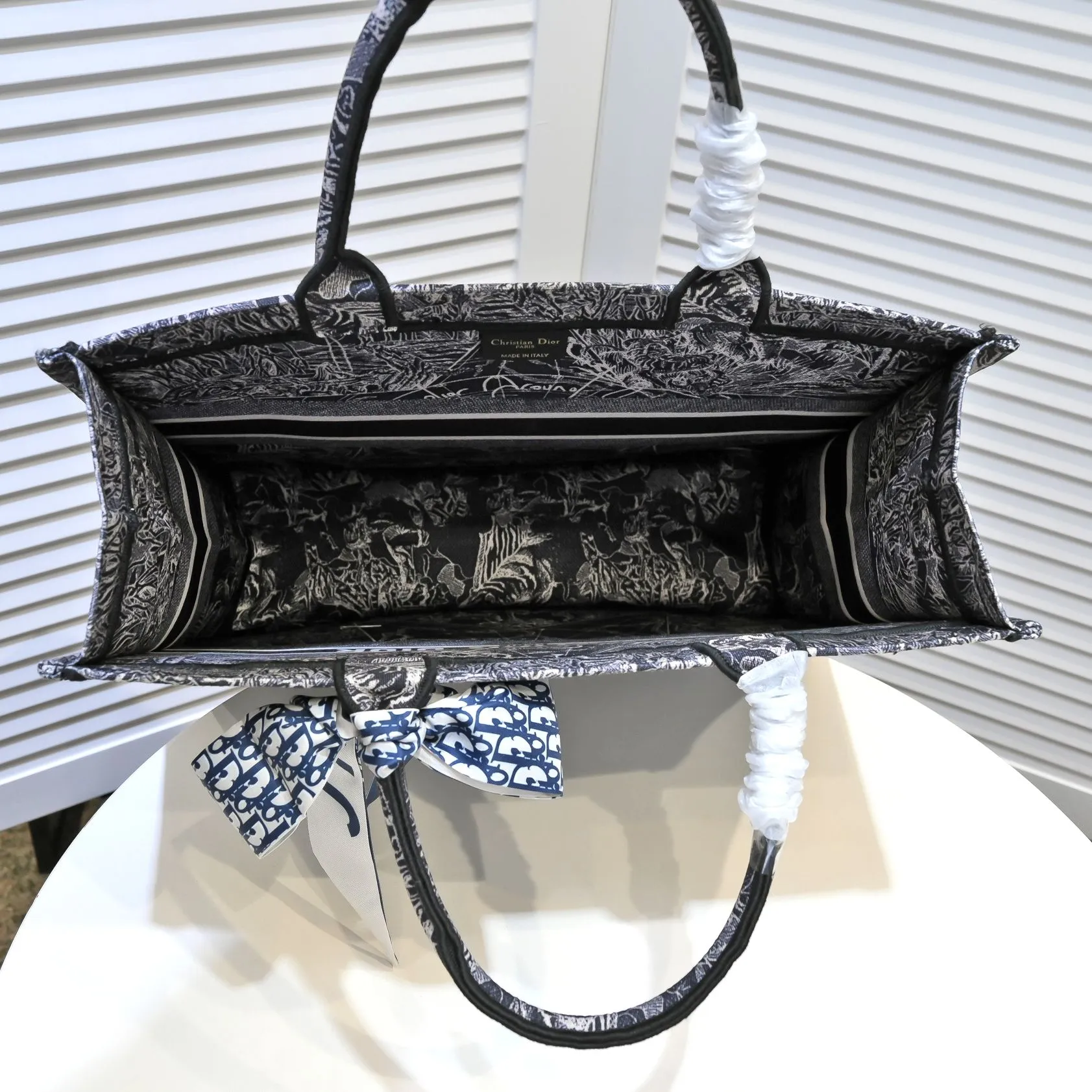 💰360￥With silk scarf, large size🔥 embroidered edge🔜Dior new shopping bag at Dior counter! Counters are updated simultaneously! Limited edition of the same style as the stars! Super stylish! Imported fabric👍high-end quality! You can go in and out of the counters at will without any pressure! The first choice for going out with super large capacity👍 Model: 8033 Size: 41*14*32cm