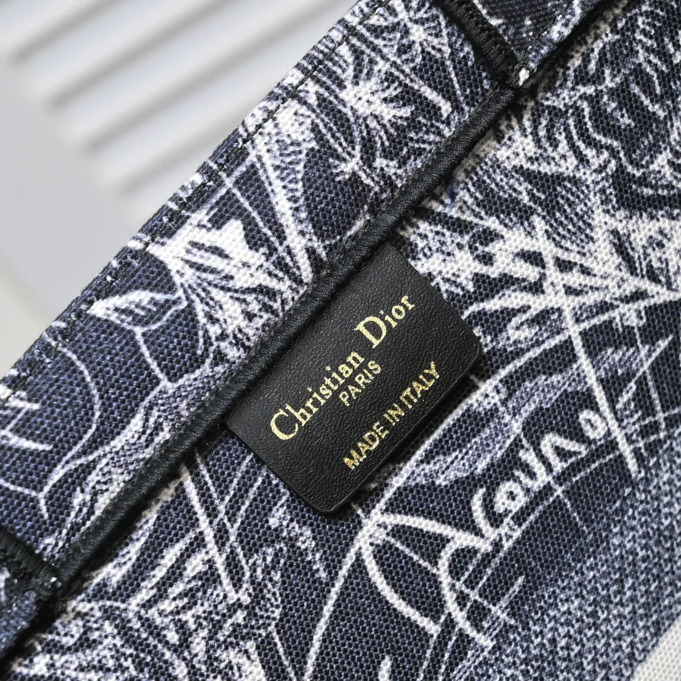 💰360￥With silk scarf, large size🔥 embroidered edge🔜Dior new shopping bag at Dior counter! Counters are updated simultaneously! Limited edition of the same style as the stars! Super stylish! Imported fabric👍high-end quality! You can go in and out of the counters at will without any pressure! The first choice for going out with super large capacity👍 Model: 8033 Size: 41*14*32cm