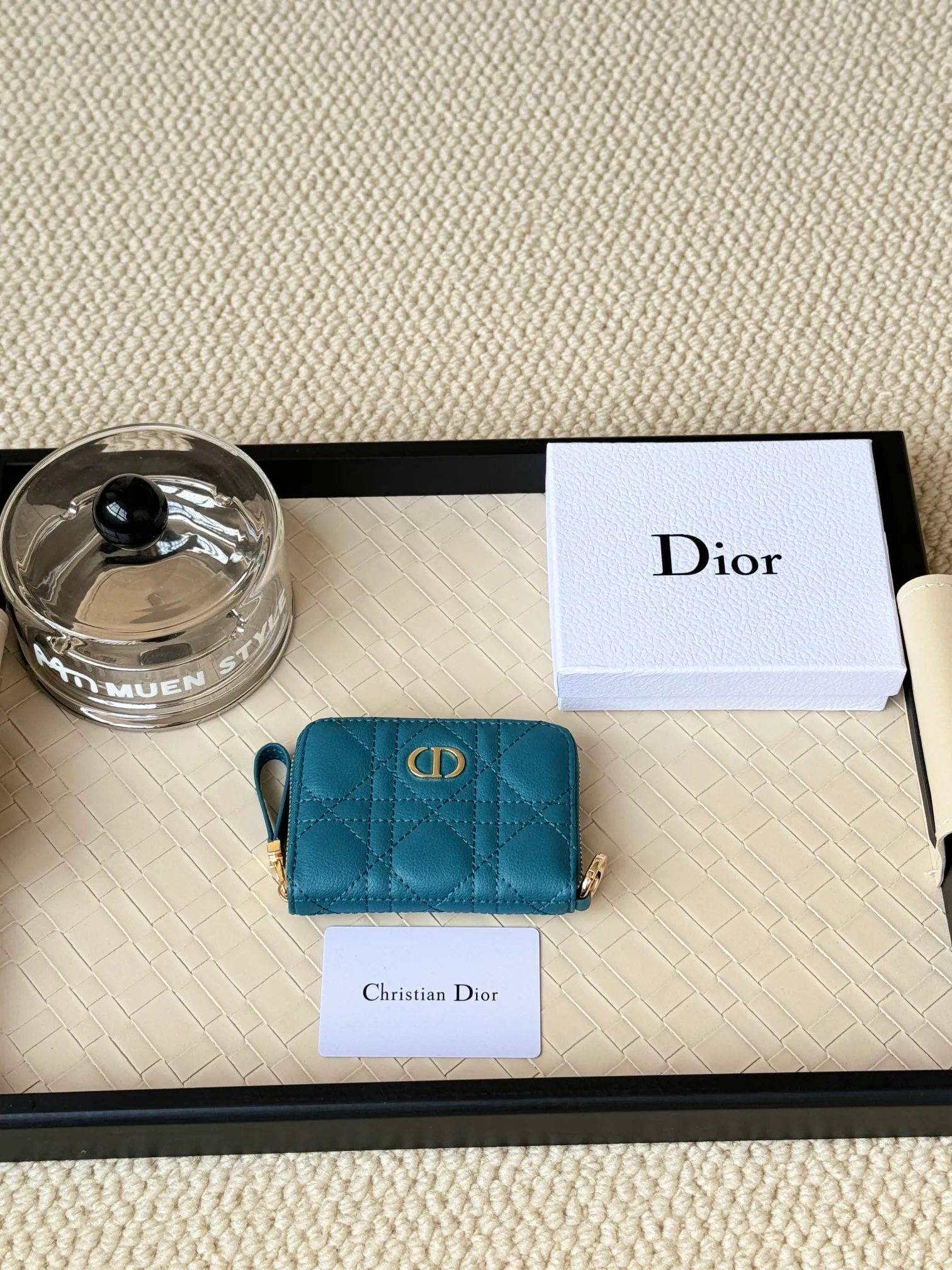 💰150 Dior New Caro Zippered Card Holder I love it. I originally wanted to buy a wallet, but I fell in love with this card holder. The size is just right and there are enough card slots. When Sydney is on lockdown and you can't go to the store, SA will send you photos and payment links. It's very convenient. I paid in the morning and received it in the afternoon. I think it looks better than the zipper card holder in C. The small metal ring next to the zipper is convenient for connecting the card holder to the bag and is not easy to lose. The calfskin material feels great. No.: S5034 Carol grain (size 9*11cm)