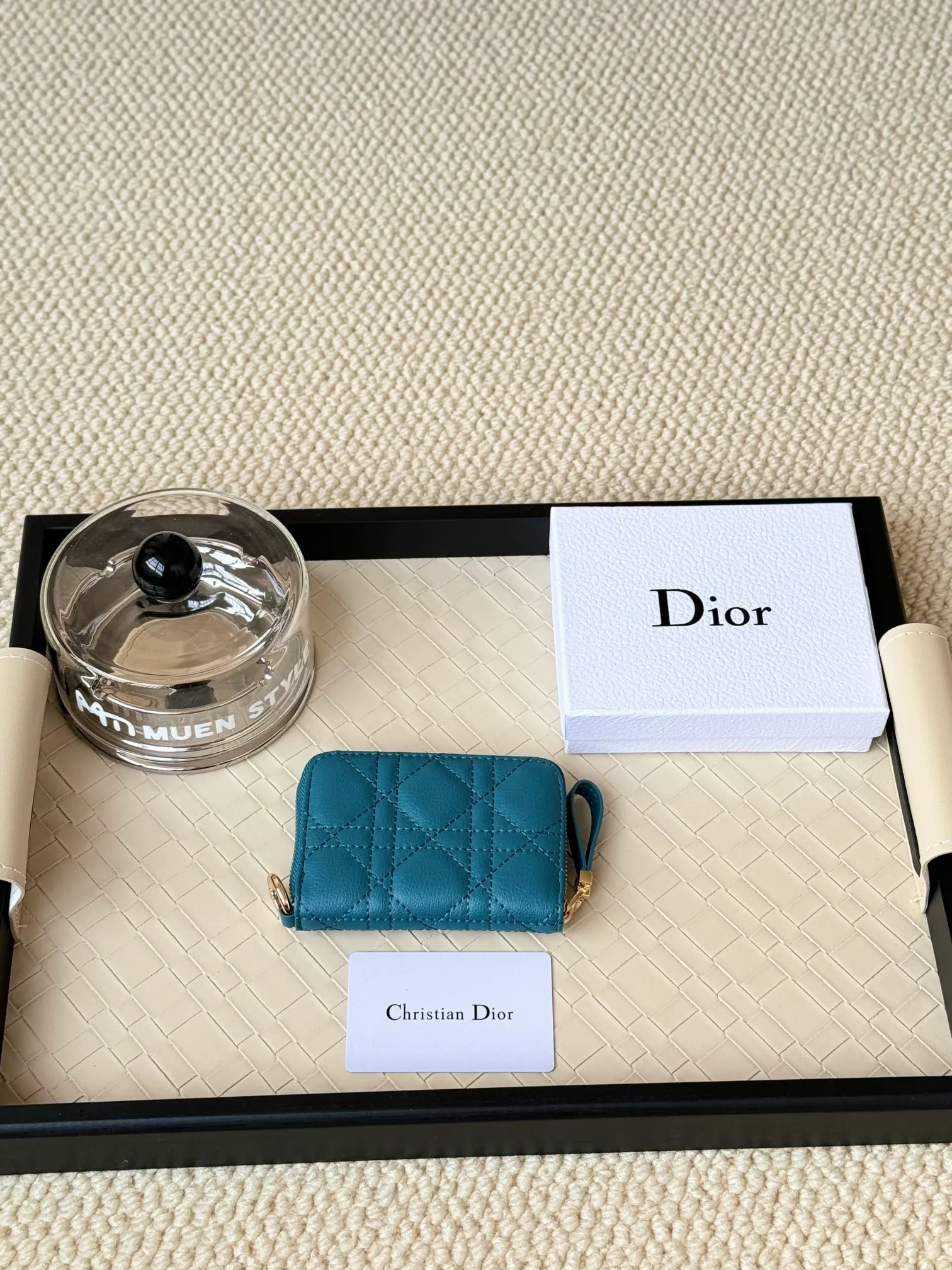 💰150 Dior New Caro Zippered Card Holder I love it. I originally wanted to buy a wallet, but I fell in love with this card holder. The size is just right and there are enough card slots. When Sydney is on lockdown and you can't go to the store, SA will send you photos and payment links. It's very convenient. I paid in the morning and received it in the afternoon. I think it looks better than the zipper card holder in C. The small metal ring next to the zipper is convenient for connecting the card holder to the bag and is not easy to lose. The calfskin material feels great. No.: S5034 Carol grain (size 9*11cm)