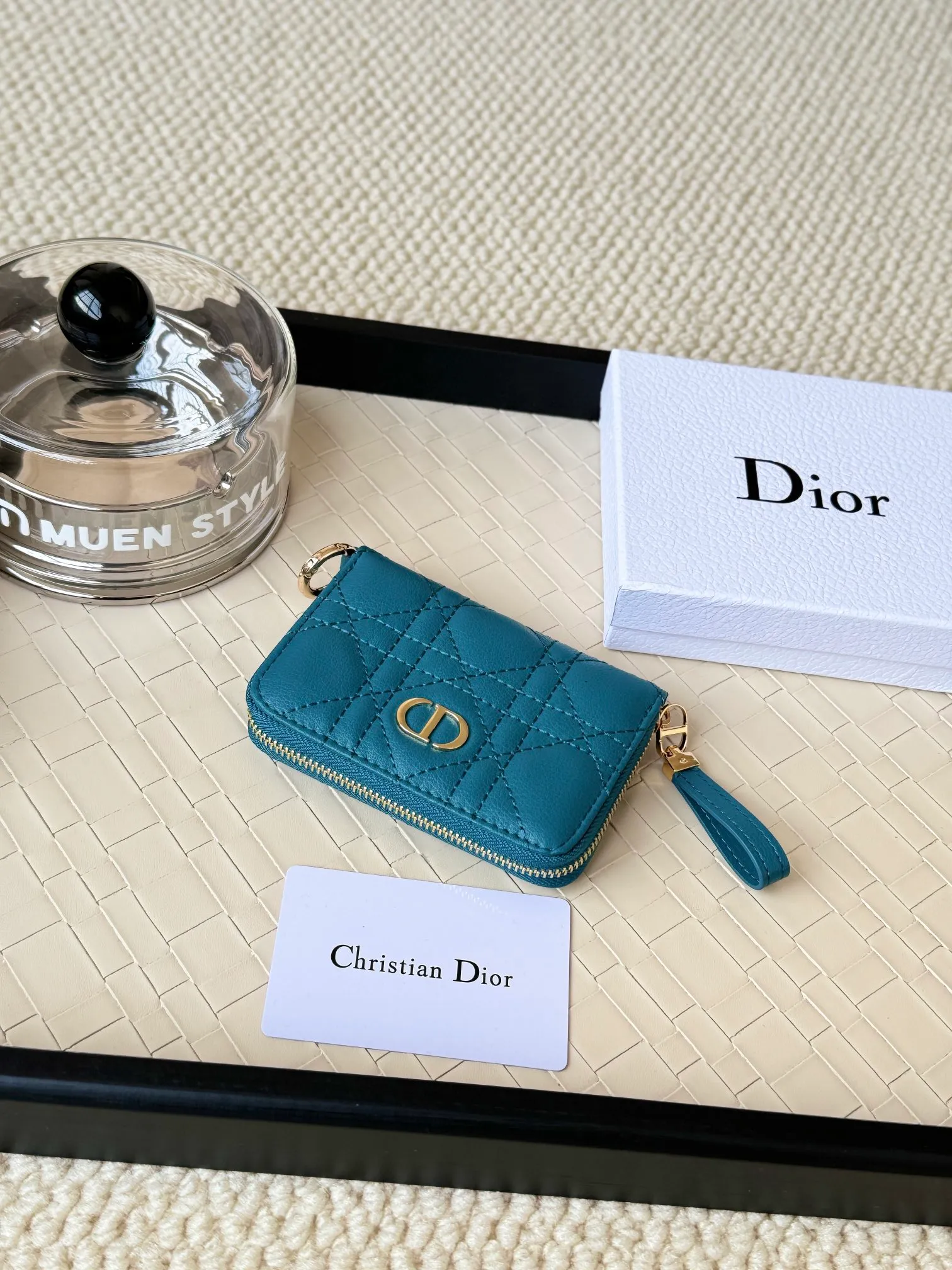 💰150 Dior New Caro Zippered Card Holder I love it. I originally wanted to buy a wallet, but I fell in love with this card holder. The size is just right and there are enough card slots. When Sydney is on lockdown and you can't go to the store, SA will send you photos and payment links. It's very convenient. I paid in the morning and received it in the afternoon. I think it looks better than the zipper card holder in C. The small metal ring next to the zipper is convenient for connecting the card holder to the bag and is not easy to lose. The calfskin material feels great. No.: S5034 Carol grain (size 9*11cm)