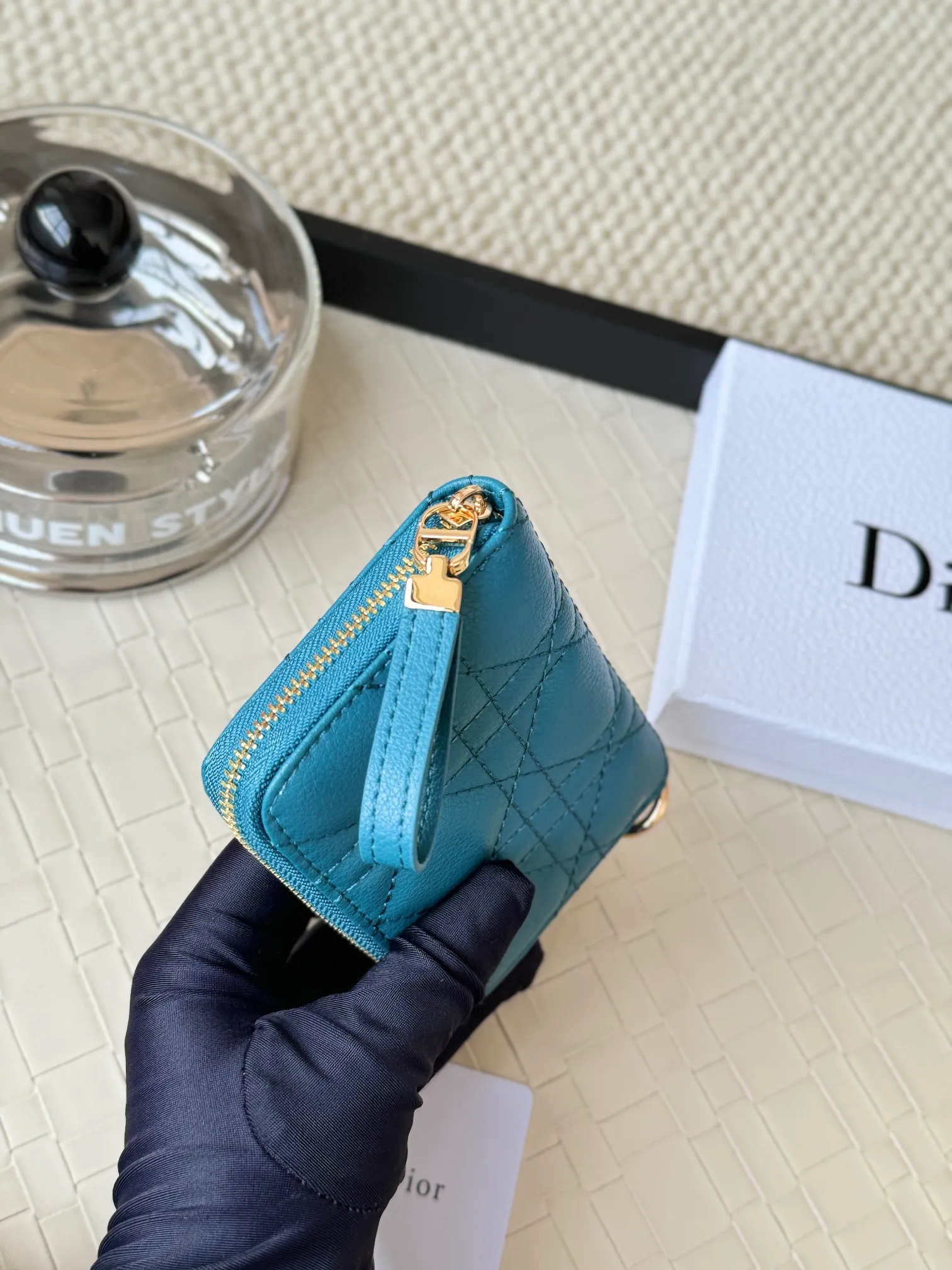 💰150 Dior New Caro Zippered Card Holder I love it. I originally wanted to buy a wallet, but I fell in love with this card holder. The size is just right and there are enough card slots. When Sydney is on lockdown and you can't go to the store, SA will send you photos and payment links. It's very convenient. I paid in the morning and received it in the afternoon. I think it looks better than the zipper card holder in C. The small metal ring next to the zipper is convenient for connecting the card holder to the bag and is not easy to lose. The calfskin material feels great. No.: S5034 Carol grain (size 9*11cm)