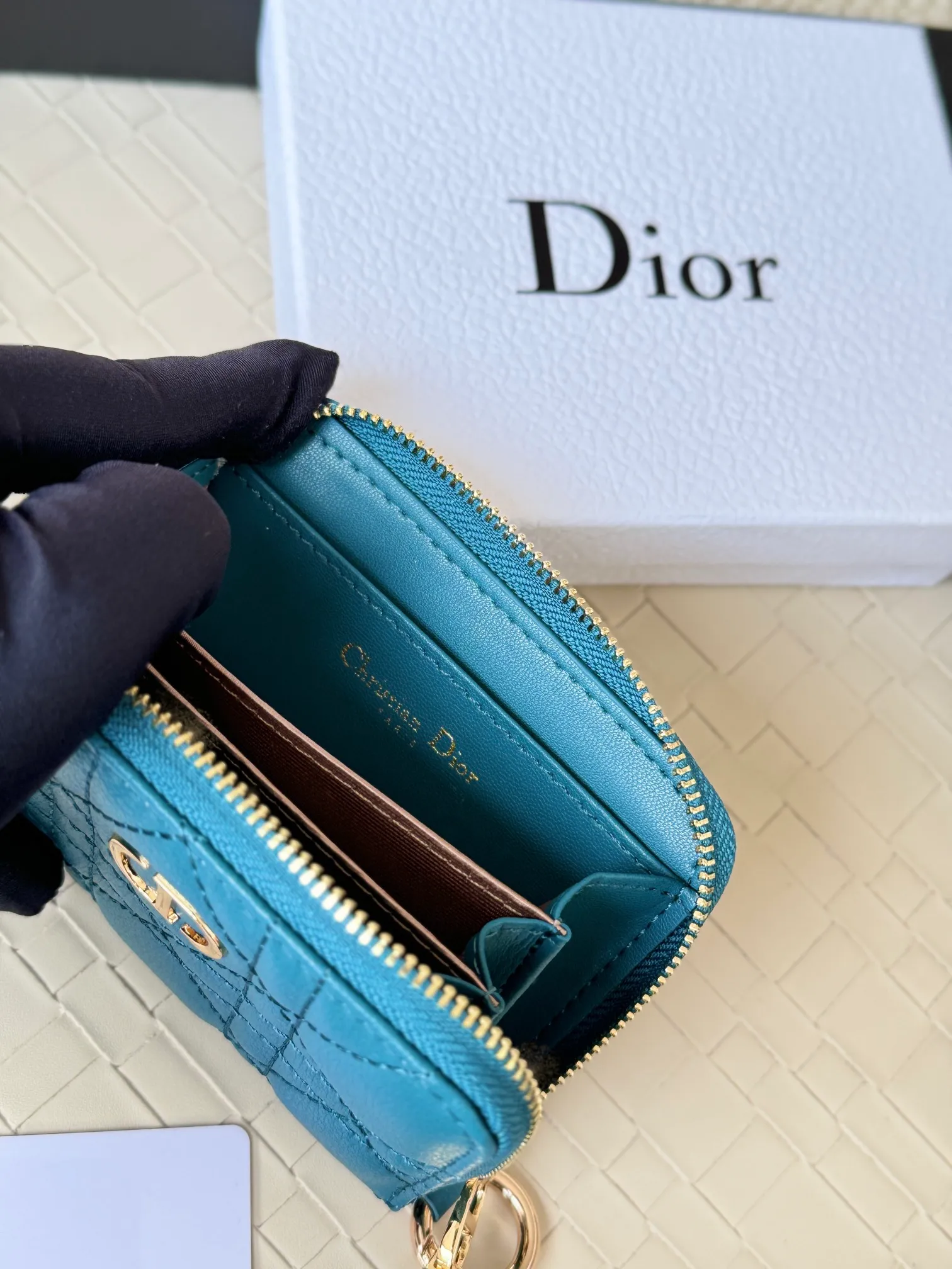💰150 Dior New Caro Zippered Card Holder I love it. I originally wanted to buy a wallet, but I fell in love with this card holder. The size is just right and there are enough card slots. When Sydney is on lockdown and you can't go to the store, SA will send you photos and payment links. It's very convenient. I paid in the morning and received it in the afternoon. I think it looks better than the zipper card holder in C. The small metal ring next to the zipper is convenient for connecting the card holder to the bag and is not easy to lose. The calfskin material feels great. No.: S5034 Carol grain (size 9*11cm)