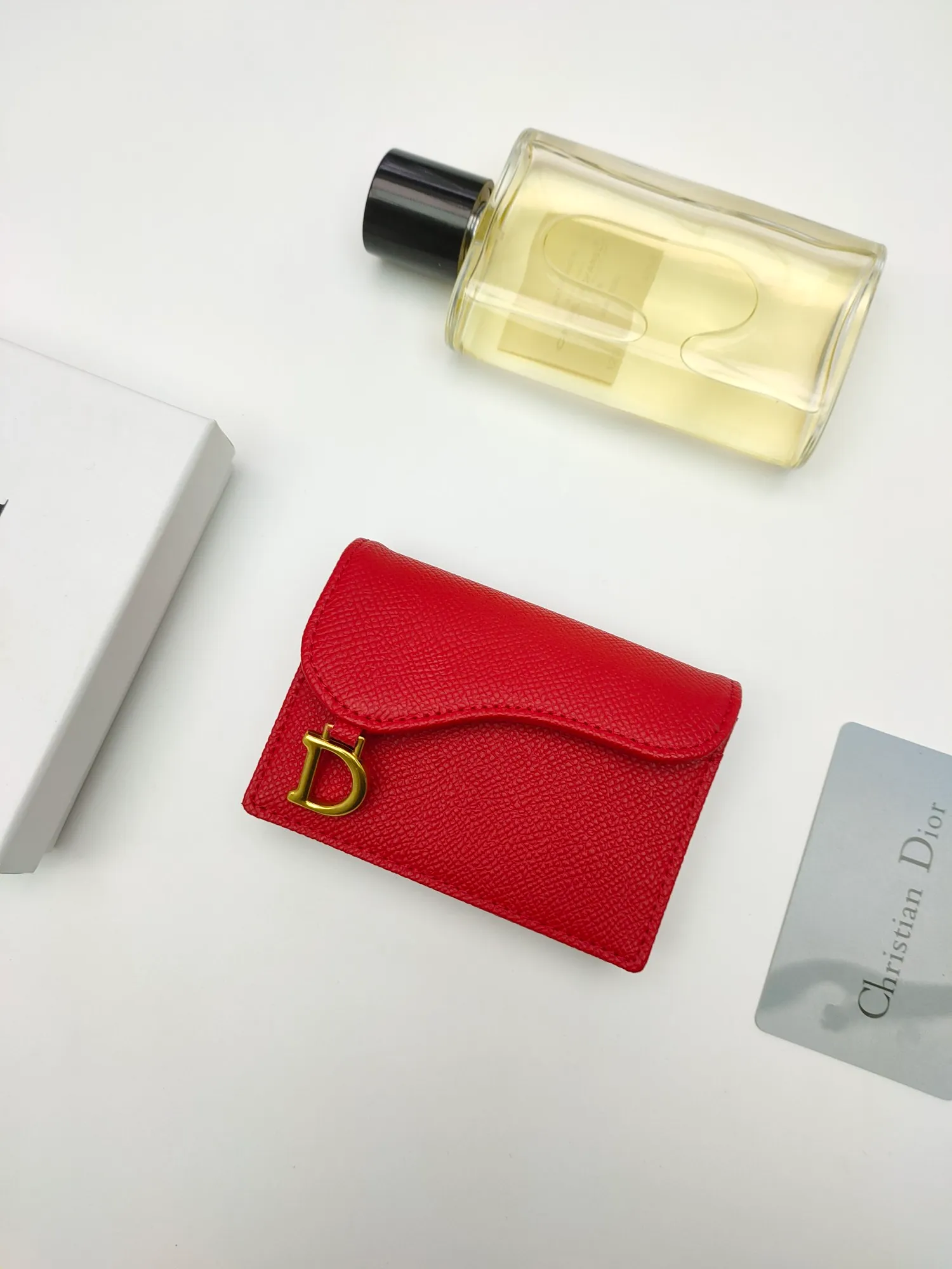￥120😍This Dior flip-top grained cowhide card holder is decorated with the D logo on the front flap, showing the iconic look of the Dior saddle series. A single main compartment with 2 card slots and 2 patch pockets highlights the multifunctional, compact and sophisticated design. Style number: S5611 Size: 11*7.5*2.5cm