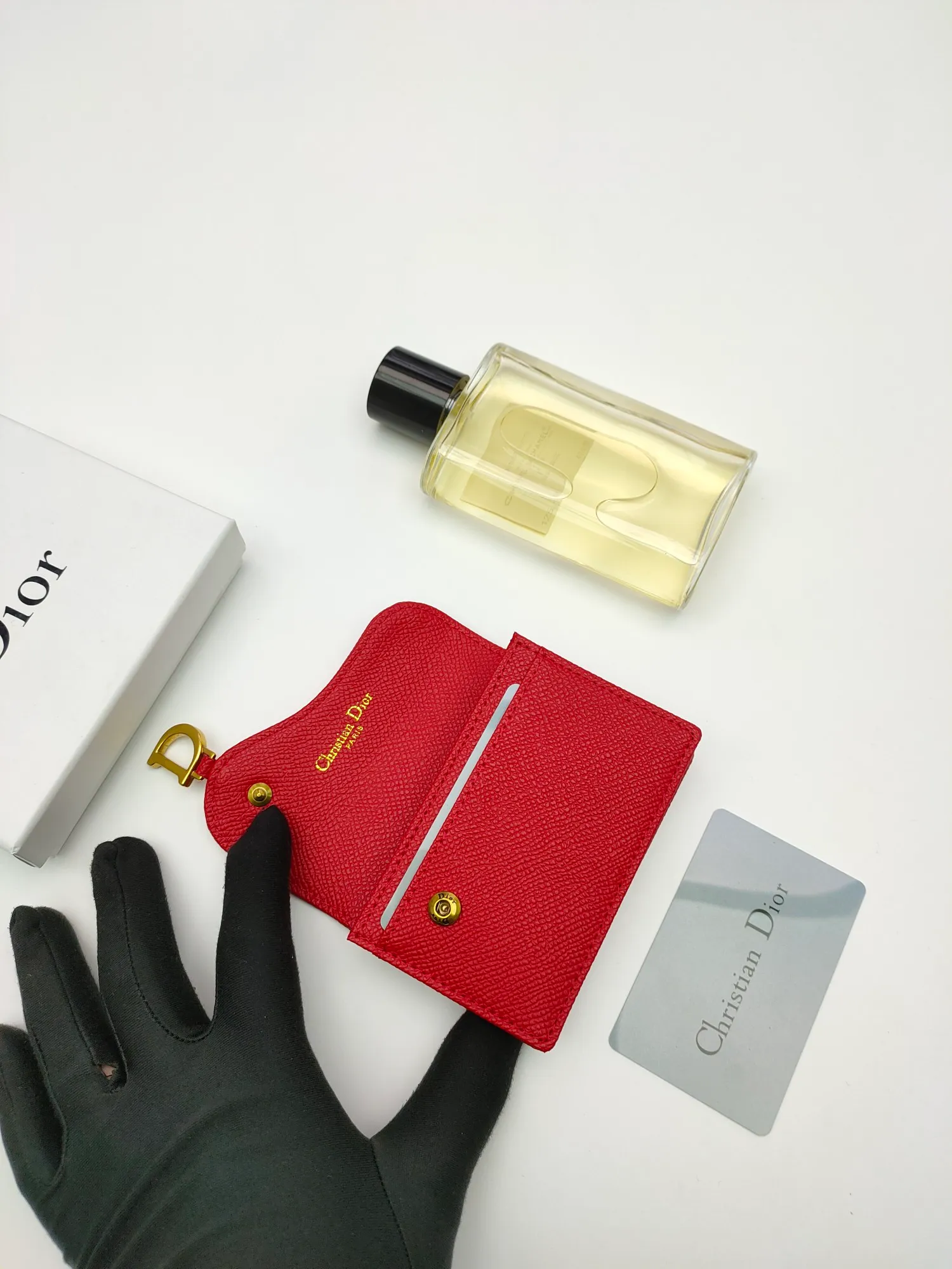 ￥120😍This Dior flip-top grained cowhide card holder is decorated with the D logo on the front flap, showing the iconic look of the Dior saddle series. A single main compartment with 2 card slots and 2 patch pockets highlights the multifunctional, compact and sophisticated design. Style number: S5611 Size: 11*7.5*2.5cm