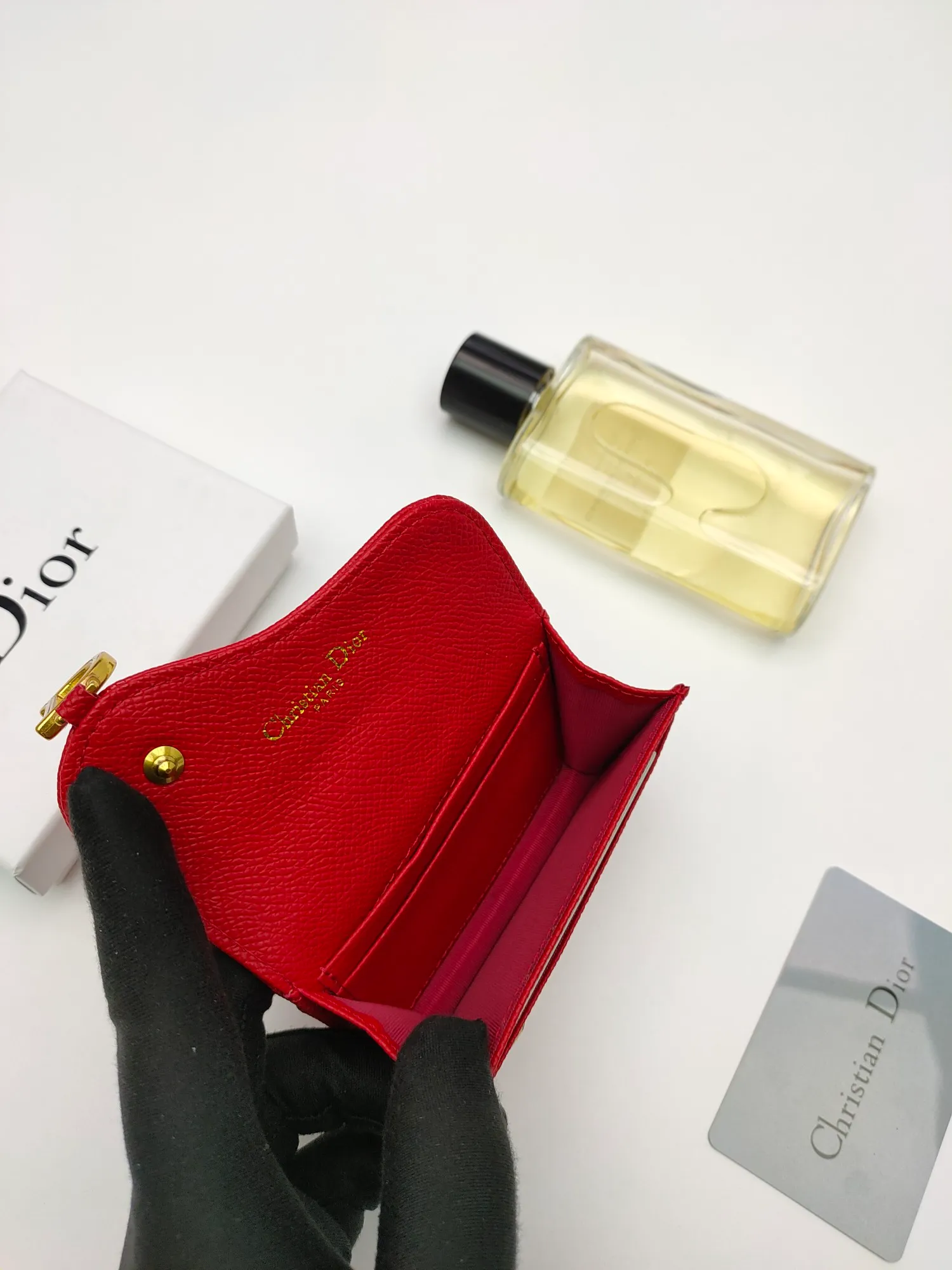 ￥120😍This Dior flip-top grained cowhide card holder is decorated with the D logo on the front flap, showing the iconic look of the Dior saddle series. A single main compartment with 2 card slots and 2 patch pockets highlights the multifunctional, compact and sophisticated design. Style number: S5611 Size: 11*7.5*2.5cm