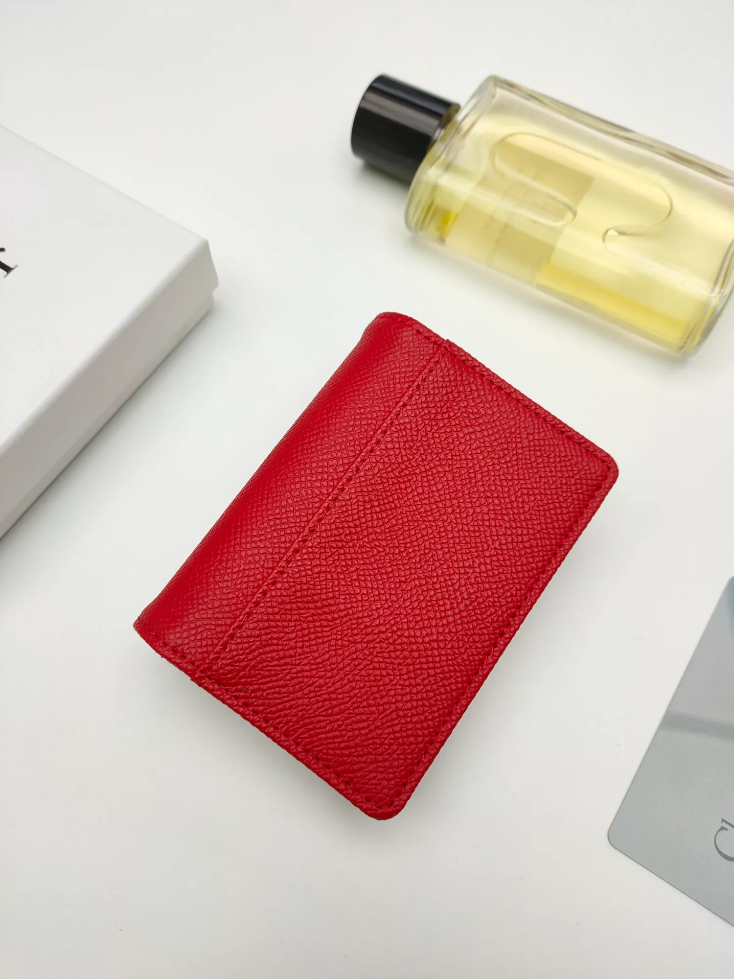 ￥120😍This Dior flip-top grained cowhide card holder is decorated with the D logo on the front flap, showing the iconic look of the Dior saddle series. A single main compartment with 2 card slots and 2 patch pockets highlights the multifunctional, compact and sophisticated design. Style number: S5611 Size: 11*7.5*2.5cm