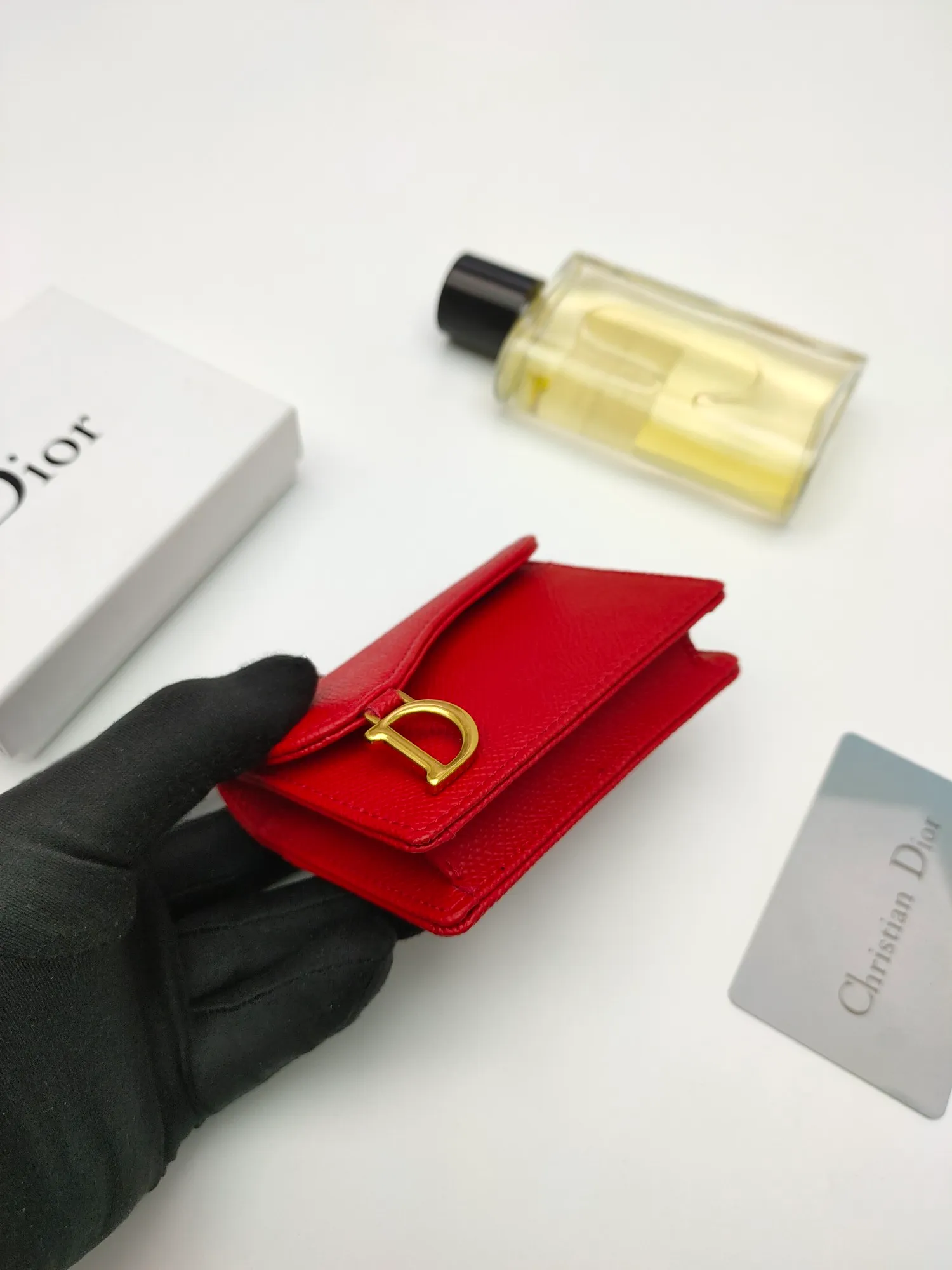 ￥120😍This Dior flip-top grained cowhide card holder is decorated with the D logo on the front flap, showing the iconic look of the Dior saddle series. A single main compartment with 2 card slots and 2 patch pockets highlights the multifunctional, compact and sophisticated design. Style number: S5611 Size: 11*7.5*2.5cm