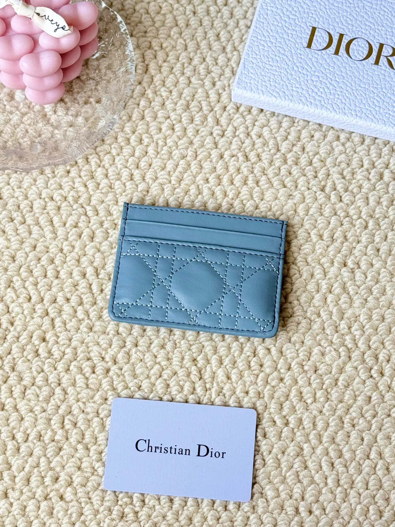 💰110 dior card cd card holder New style CD with a mini pearl on the front No.: S3103 Carefully made of soft cowhide, decorated with cannage pattern topstitching, embellished with "CD" ➕ pearl embellishment logo on the front. Elegant and sophisticated, it has five card slots and is suitable for various occasions. Size: 10.5*7.5cm Dior Caro five-compartment card holder is a new product this season, elegant and practical.