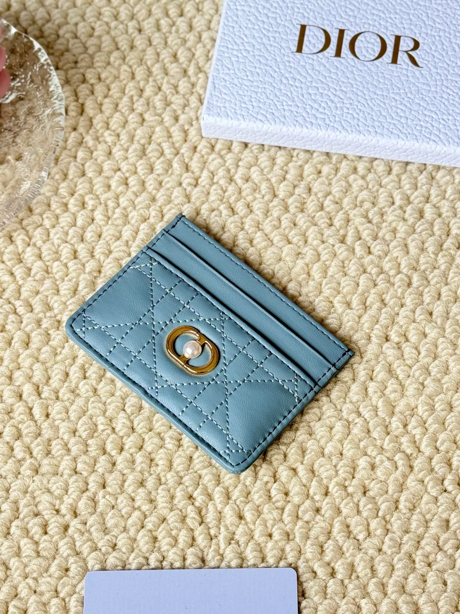 💰110 dior card cd card holder New style CD with a mini pearl on the front No.: S3103 Carefully made of soft cowhide, decorated with cannage pattern topstitching, embellished with "CD" ➕ pearl embellishment logo on the front. Elegant and sophisticated, it has five card slots and is suitable for various occasions. Size: 10.5*7.5cm Dior Caro five-compartment card holder is a new product this season, elegant and practical.