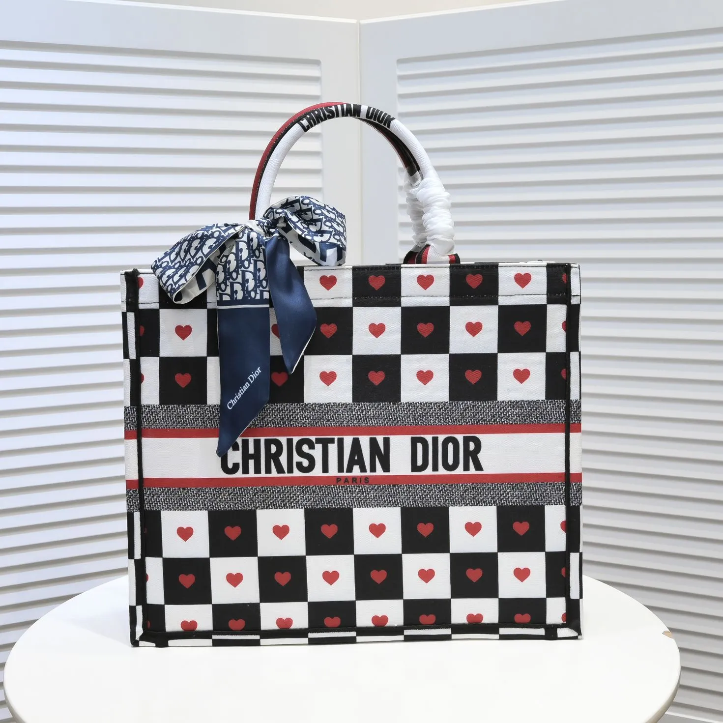 💰360￥With silk scarf, large size🔥 embroidered edge🔜Dior new shopping bag at Dior counter! Counters are updated simultaneously! Limited edition of the same style as the stars! Super stylish! Imported fabric👍high-end quality! You can go in and out of the counters at will without any pressure! The first choice for going out with super large capacity👍 Model: 8033 Size: 41*14*32cm