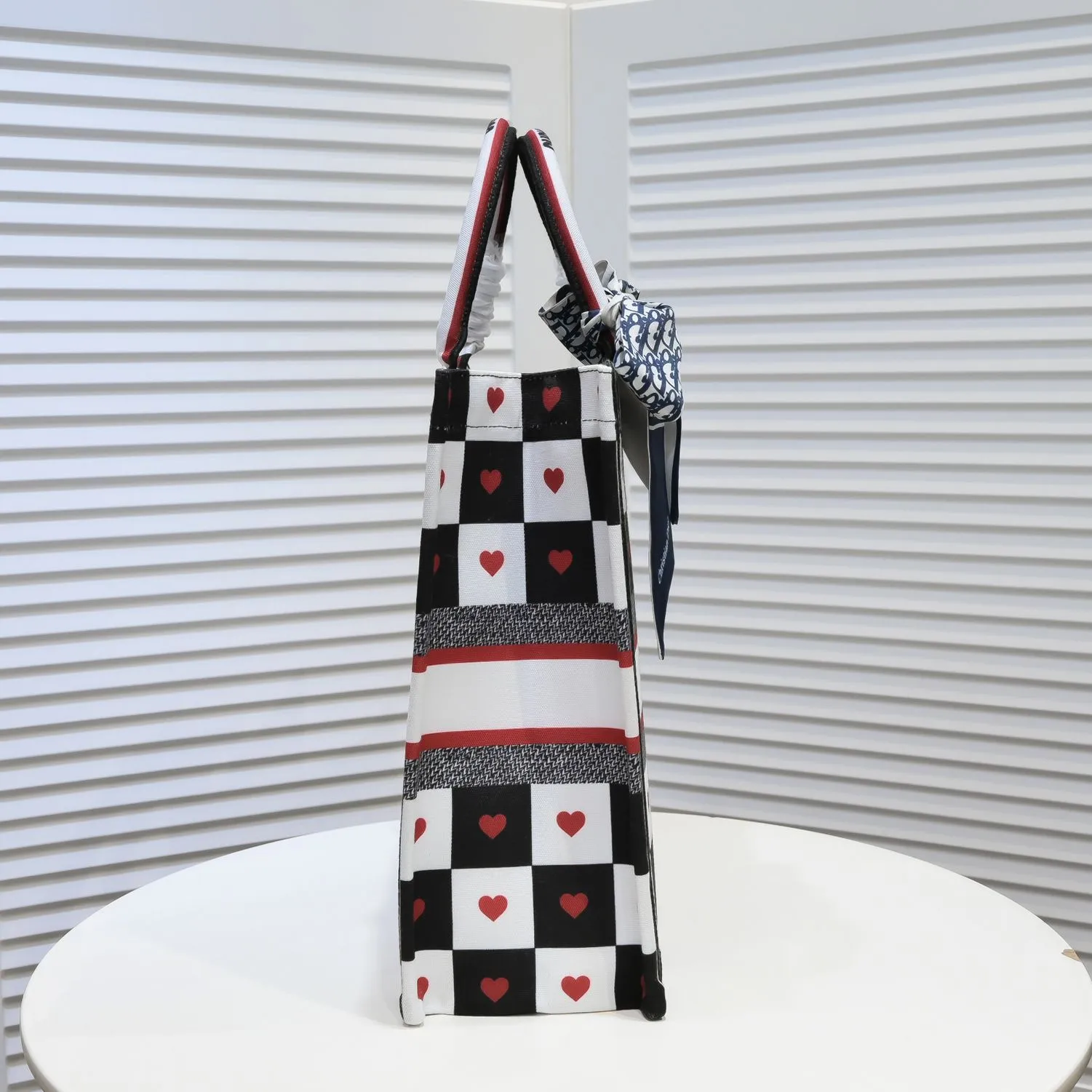 💰360￥With silk scarf, large size🔥 embroidered edge🔜Dior new shopping bag at Dior counter! Counters are updated simultaneously! Limited edition of the same style as the stars! Super stylish! Imported fabric👍high-end quality! You can go in and out of the counters at will without any pressure! The first choice for going out with super large capacity👍 Model: 8033 Size: 41*14*32cm