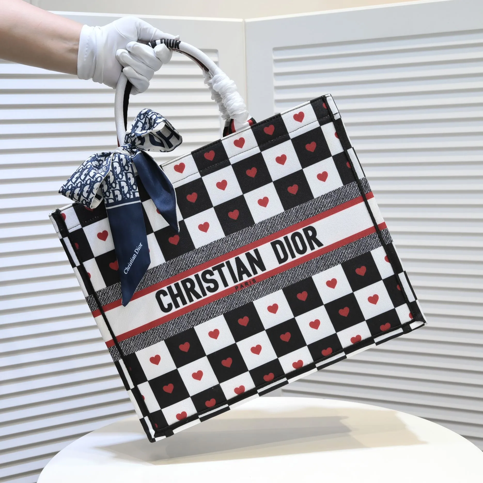 💰360￥With silk scarf, large size🔥 embroidered edge🔜Dior new shopping bag at Dior counter! Counters are updated simultaneously! Limited edition of the same style as the stars! Super stylish! Imported fabric👍high-end quality! You can go in and out of the counters at will without any pressure! The first choice for going out with super large capacity👍 Model: 8033 Size: 41*14*32cm