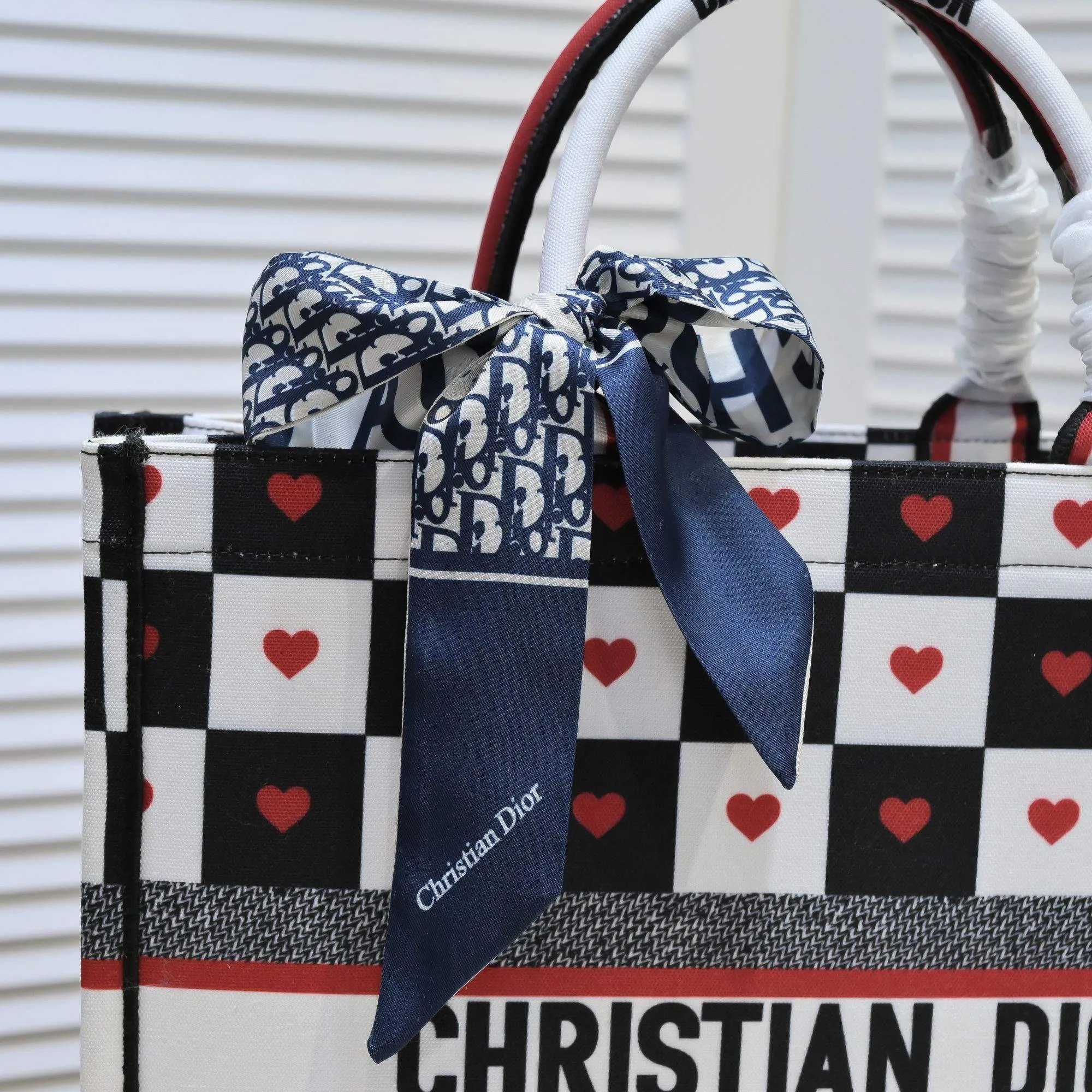 💰360￥With silk scarf, large size🔥 embroidered edge🔜Dior new shopping bag at Dior counter! Counters are updated simultaneously! Limited edition of the same style as the stars! Super stylish! Imported fabric👍high-end quality! You can go in and out of the counters at will without any pressure! The first choice for going out with super large capacity👍 Model: 8033 Size: 41*14*32cm