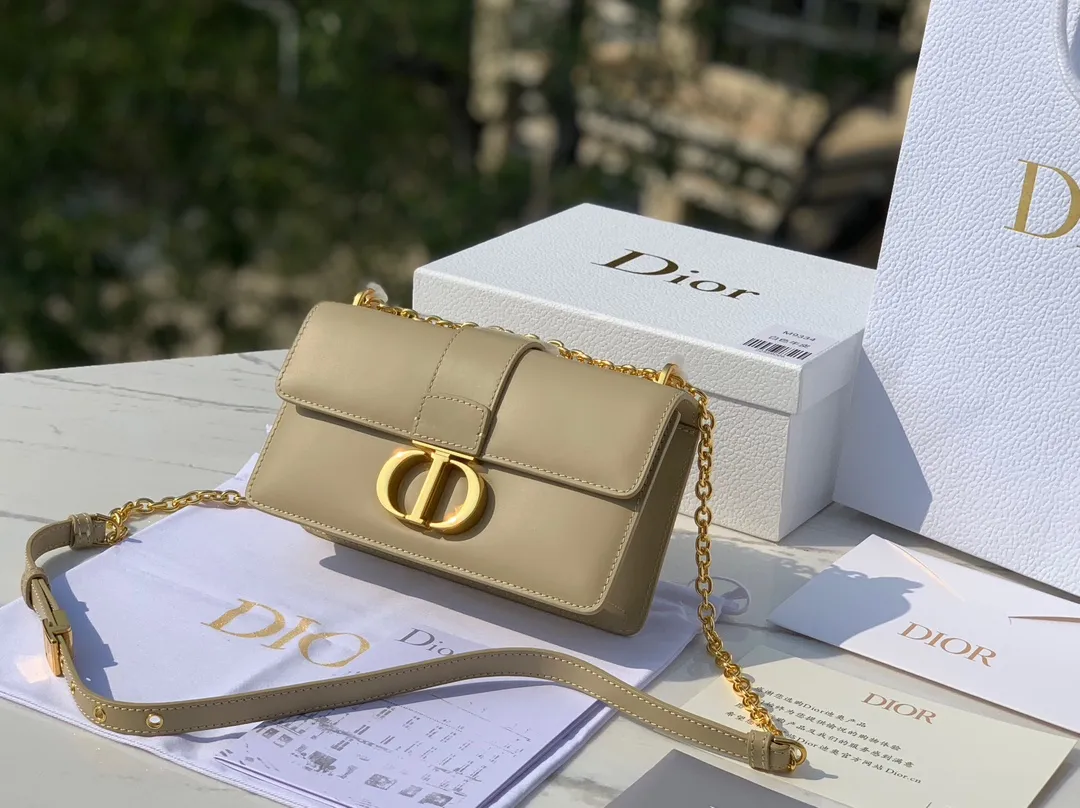 Top upgraded version 💰1900 Size 21.5✖️12✖️6cm This time, a new size small is launched, attracting much attention! 23New Dior 30 Montaigne East-West All-leather chain bag, channeled by a Hong Kong trading company. The large "CD" hardware logo on the front is highly recognizable. The three-dimensional "30Montaigne" embossed imported calfskin on the back is textured. The chain is a retro CD ring buckle. It is classic and high-end. It is suitable for formal occasions or casual wear. It is elegant and durable. The small pocket design on the back is very considerate. The perfect details are comparable to brick cabinets. It is super awesome. How can you fairies not love it‼ ️