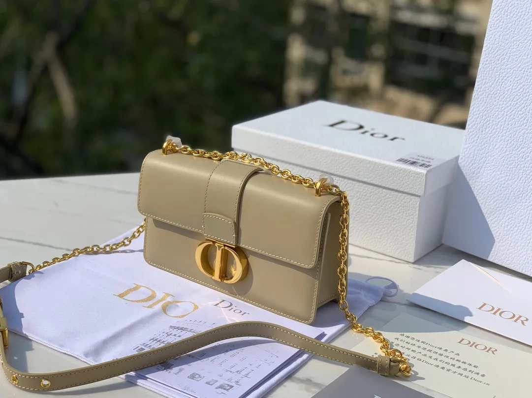 Top upgraded version 💰1900 Size 21.5✖️12✖️6cm This time, a new size small is launched, attracting much attention! 23New Dior 30 Montaigne East-West All-leather chain bag, channeled by a Hong Kong trading company. The large "CD" hardware logo on the front is highly recognizable. The three-dimensional "30Montaigne" embossed imported calfskin on the back is textured. The chain is a retro CD ring buckle. It is classic and high-end. It is suitable for formal occasions or casual wear. It is elegant and durable. The small pocket design on the back is very considerate. The perfect details are comparable to brick cabinets. It is super awesome. How can you fairies not love it‼ ️